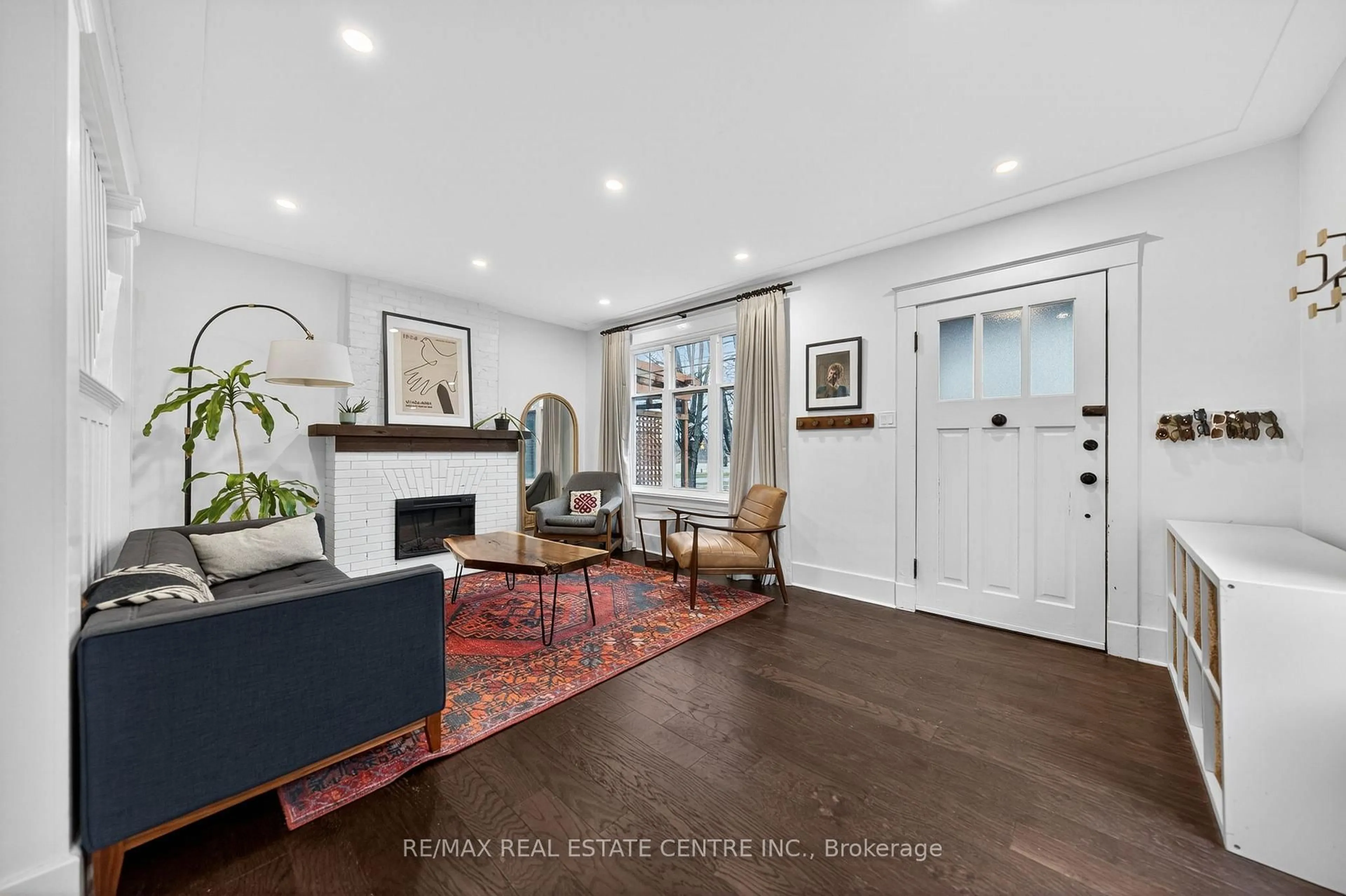 Indoor entryway for 282 Park St, Kitchener Ontario N2G 1N1