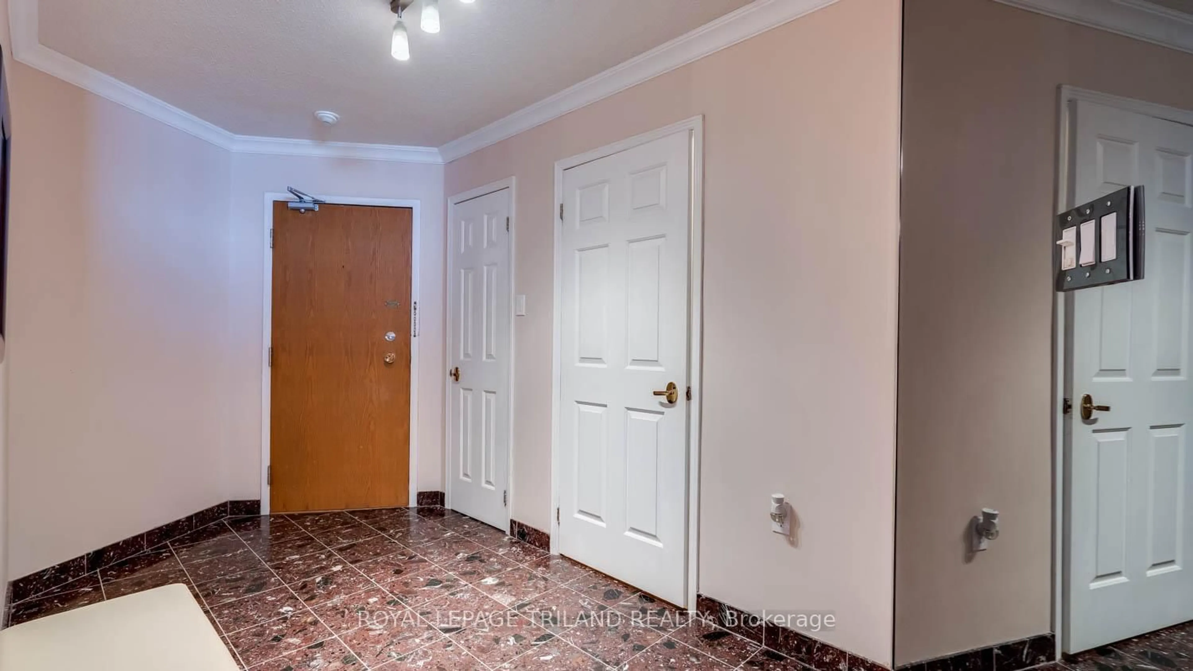 Indoor foyer for 695 Richmond St #904, London East Ontario N6A 5M8