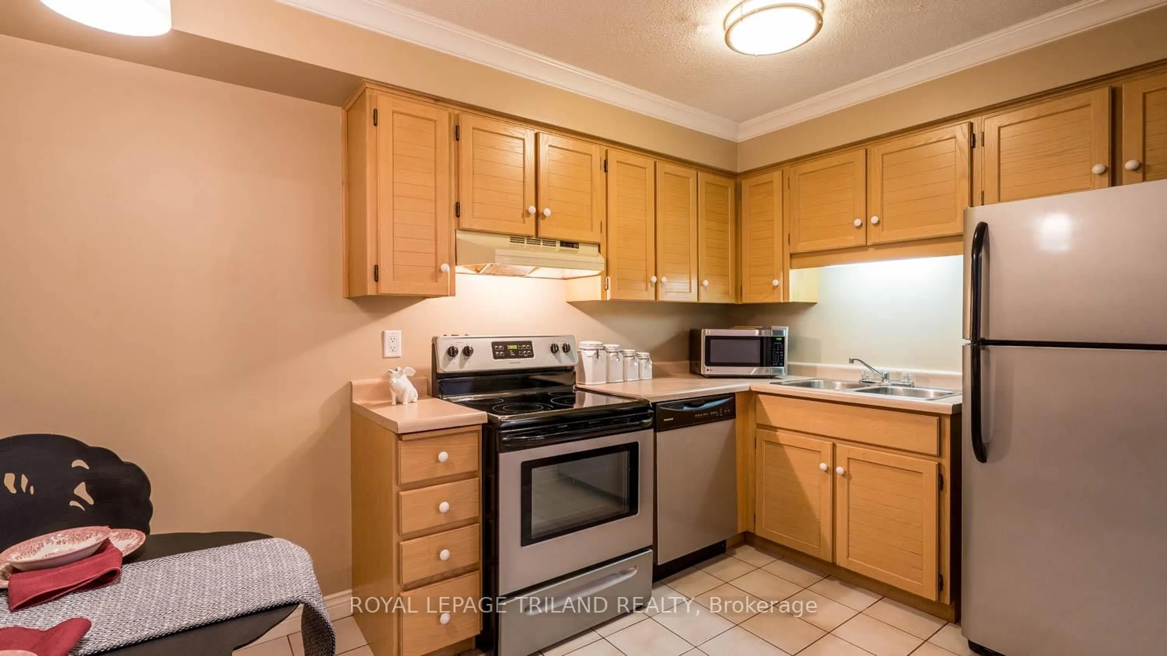 Standard kitchen, unknown for 695 Richmond St #904, London East Ontario N6A 5M8