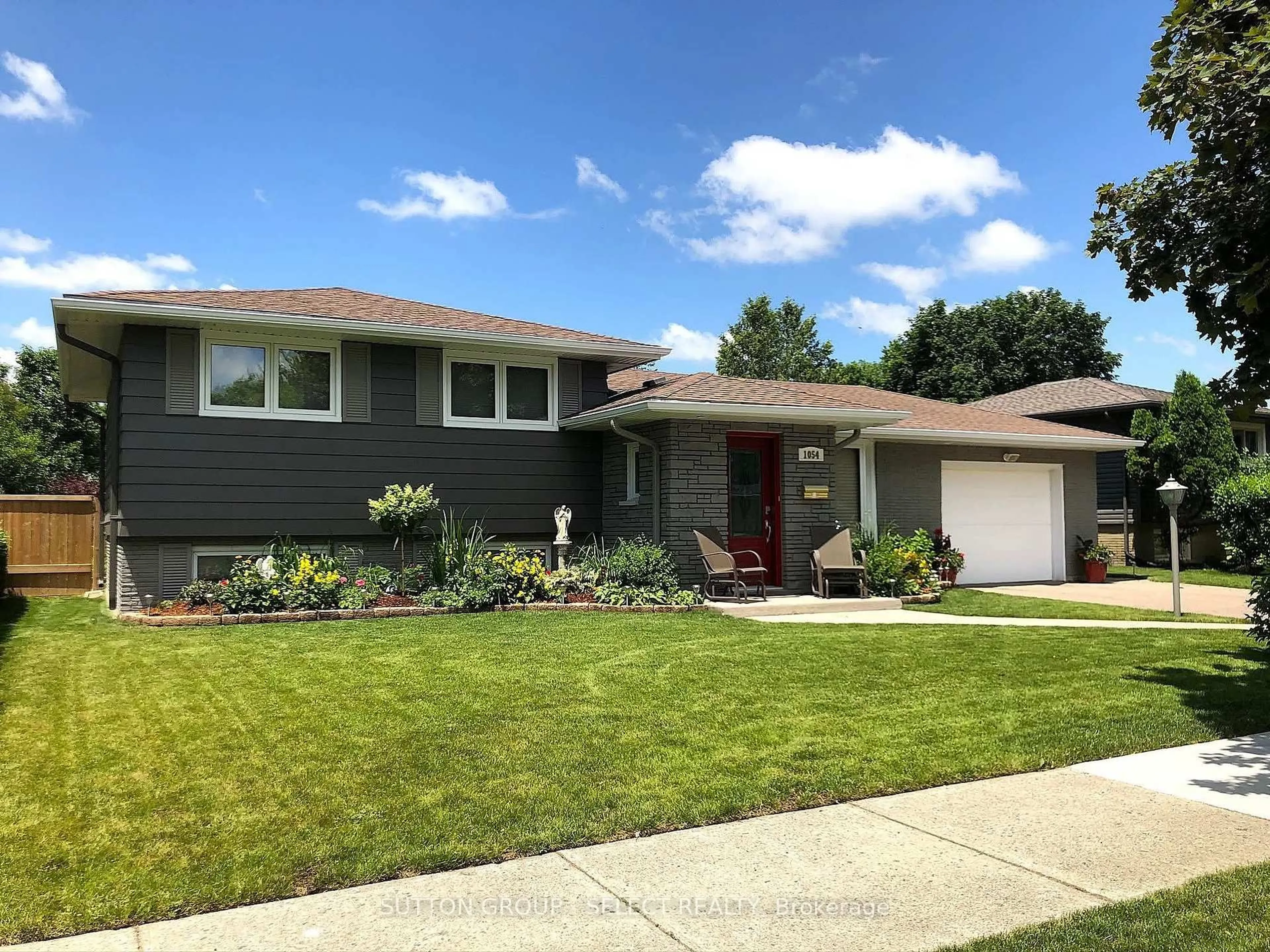 Home with vinyl exterior material, street for 1054 Chippewa Dr, London East Ontario N5V 2T7