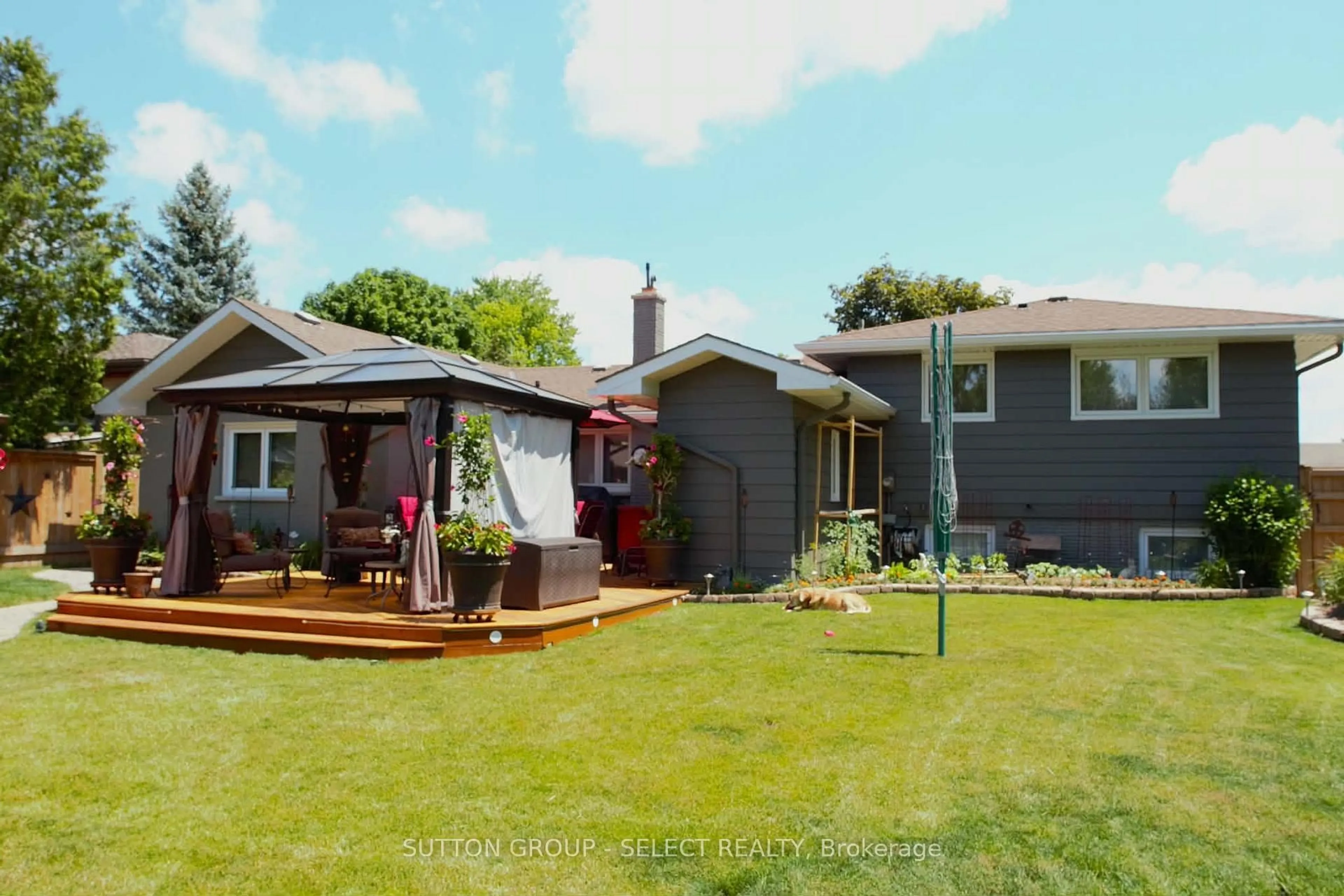 A pic from outside/outdoor area/front of a property/back of a property/a pic from drone, street for 1054 Chippewa Dr, London East Ontario N5V 2T7