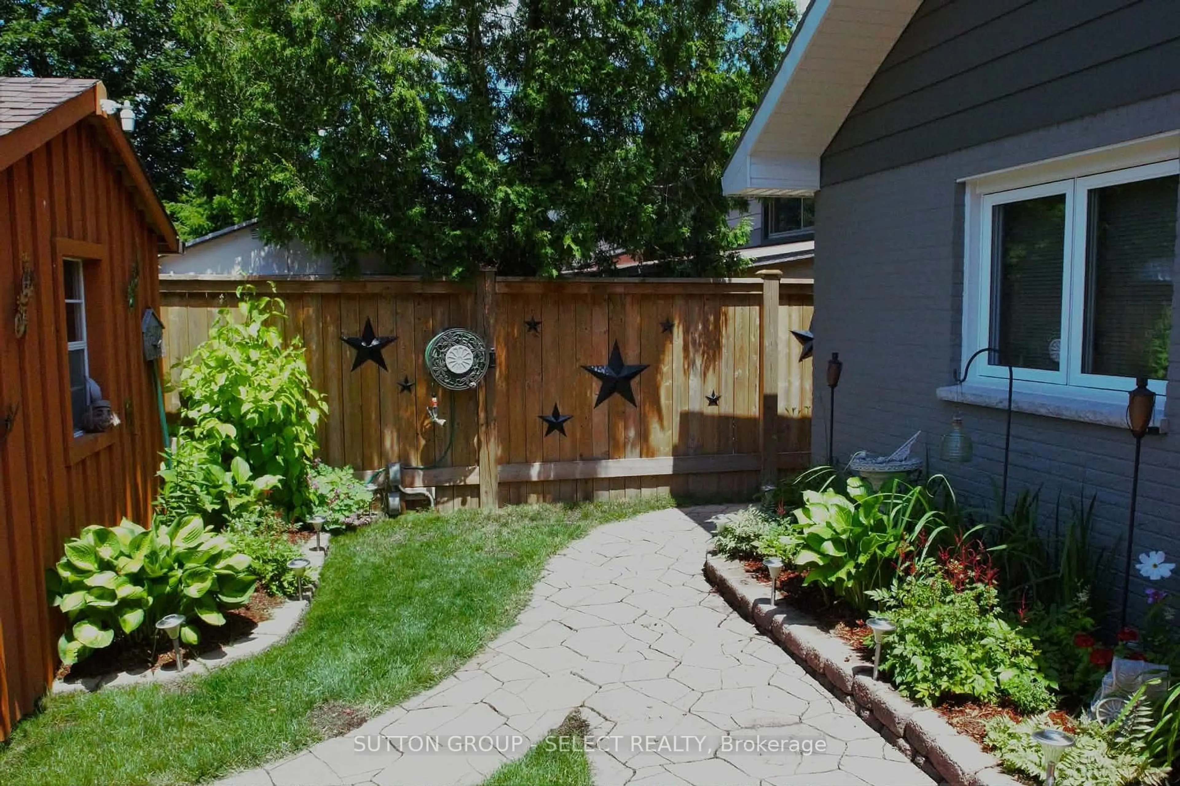 Unknown for 1054 Chippewa Dr, London East Ontario N5V 2T7