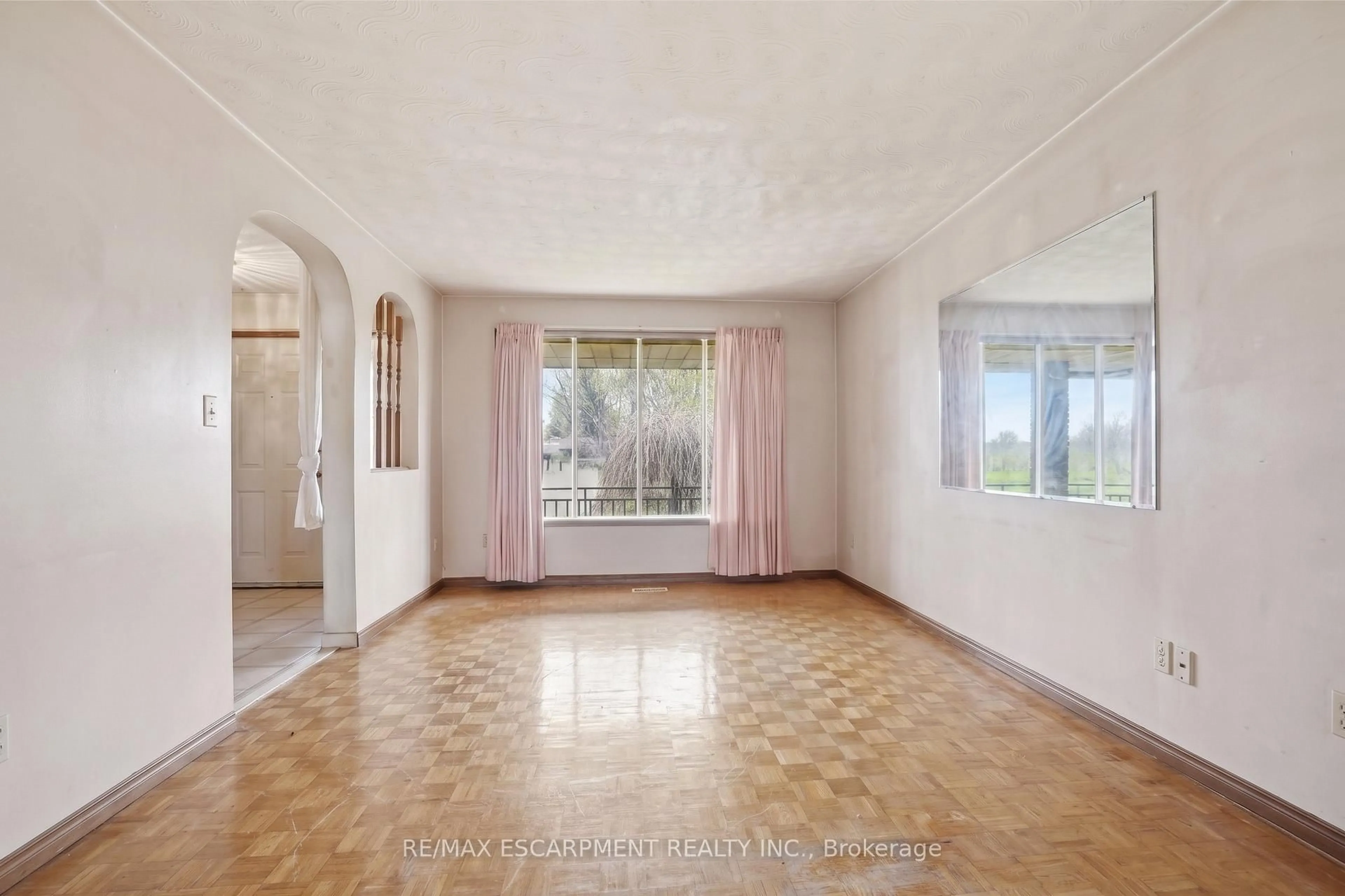 A pic of a room for 60 Rexford Dr, Hamilton Ontario L8W 2L9