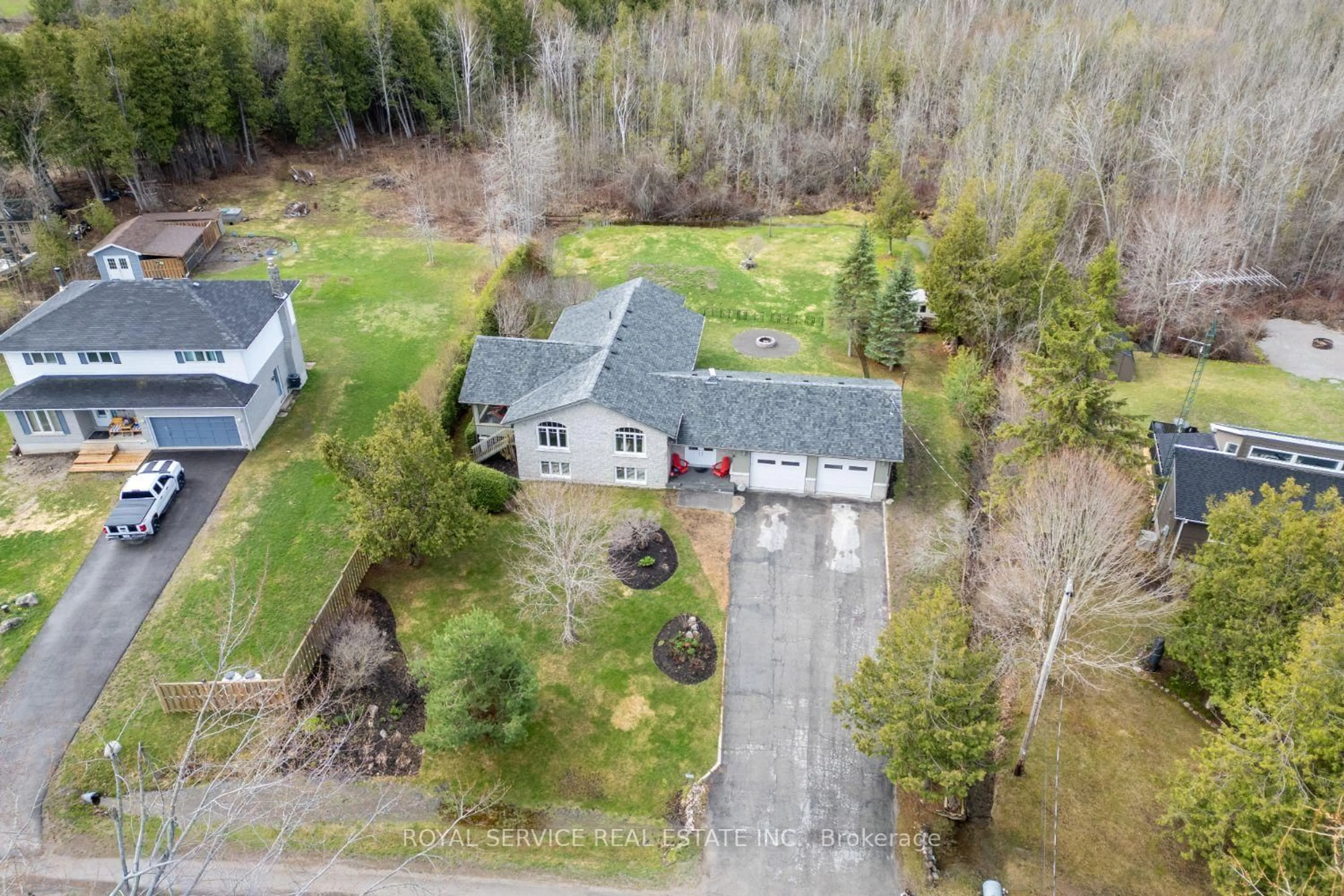 A pic from outside/outdoor area/front of a property/back of a property/a pic from drone, street for 821 Kimberly Dr, Selwyn Ontario K0L 1T0