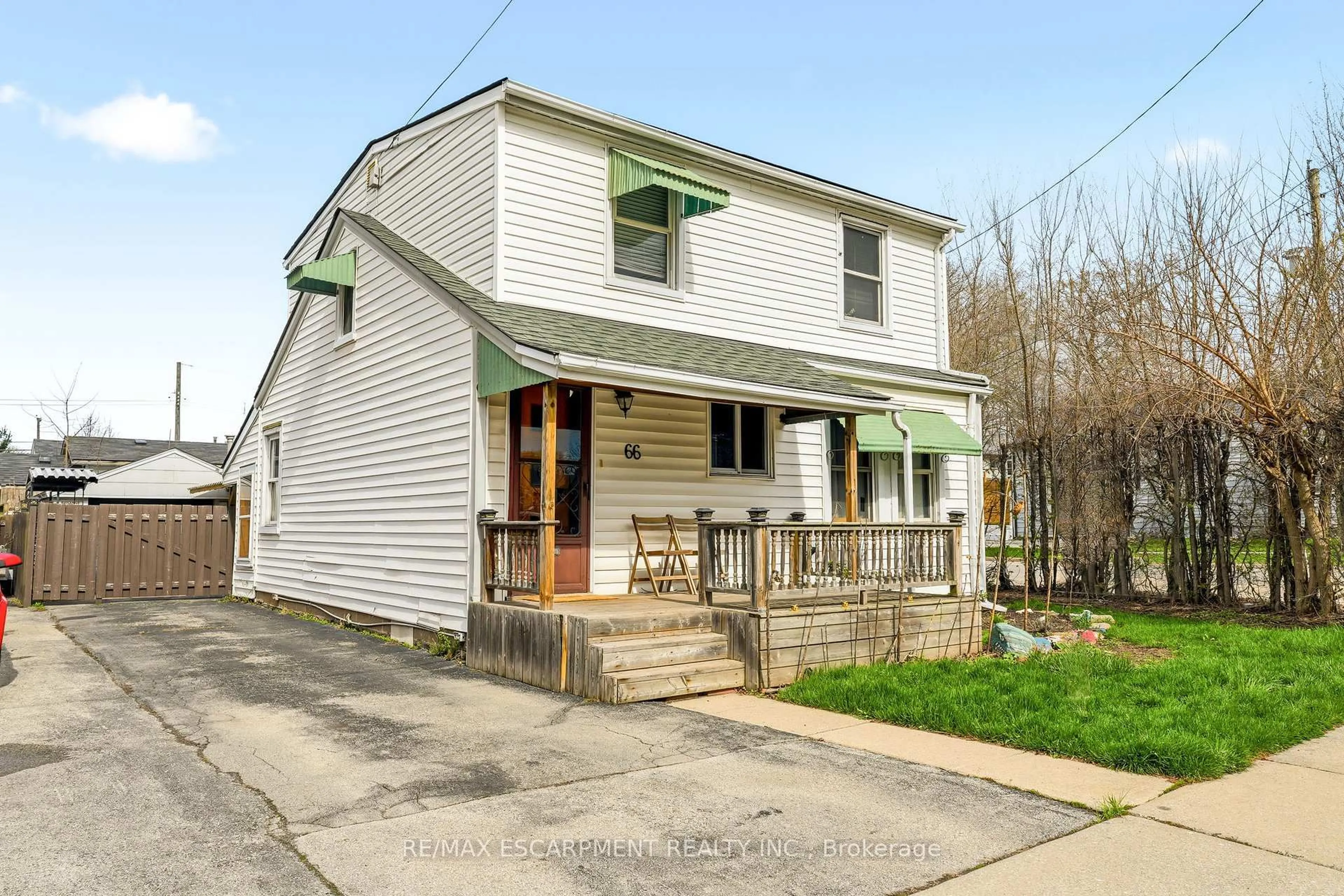 Home with vinyl exterior material, street for 66 East 32nd St, Hamilton Ontario L8V 3R9