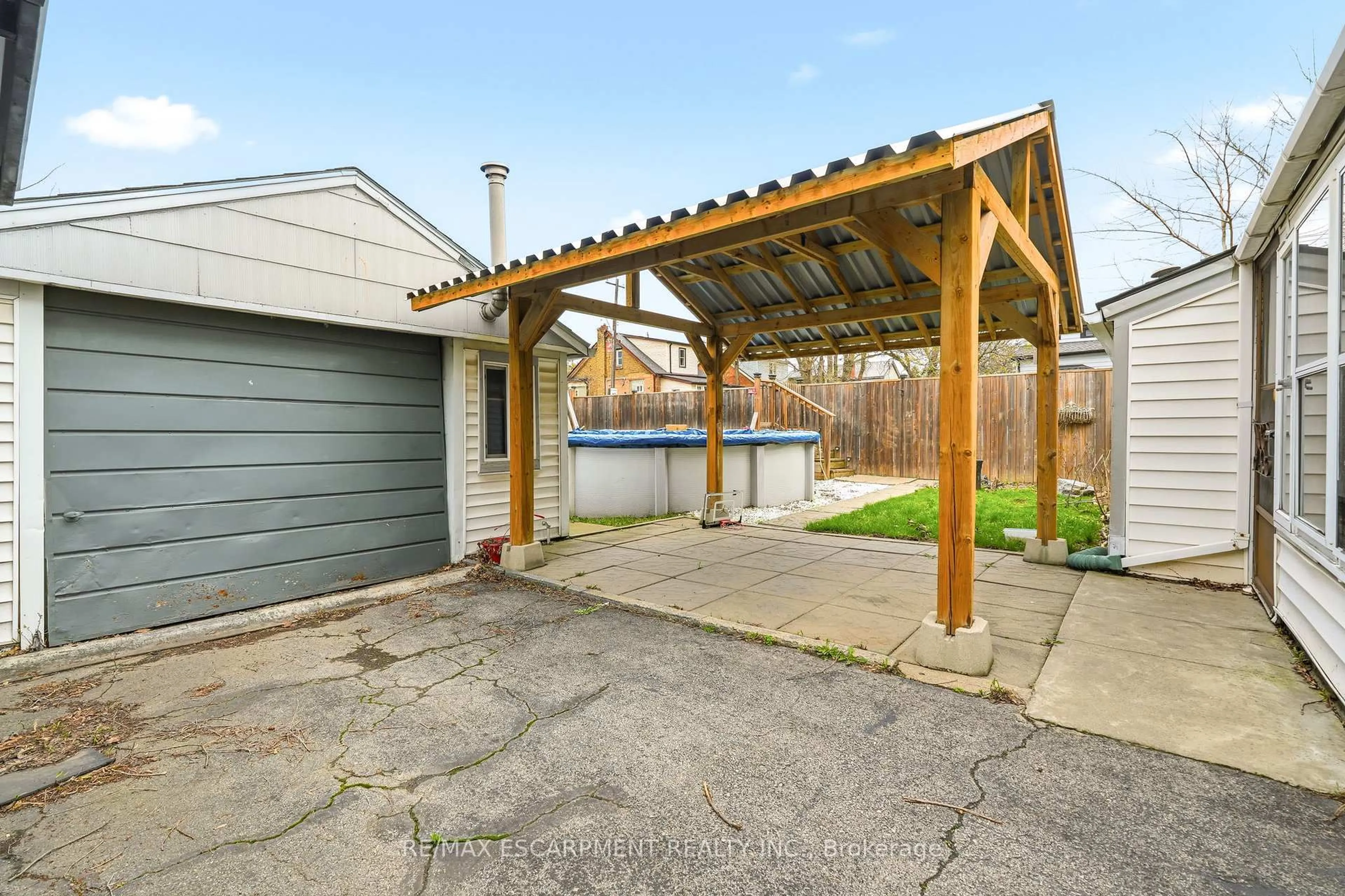 Patio, street for 66 East 32nd St, Hamilton Ontario L8V 3R9