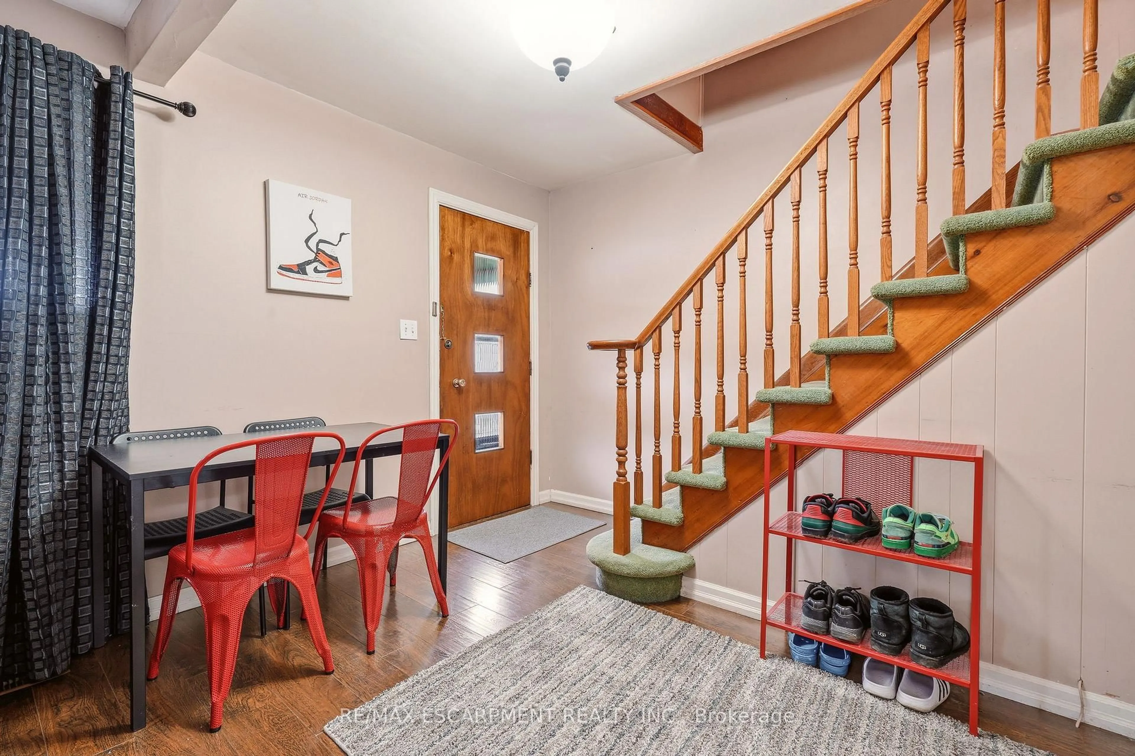 Indoor entryway for 66 East 32nd St, Hamilton Ontario L8V 3R9