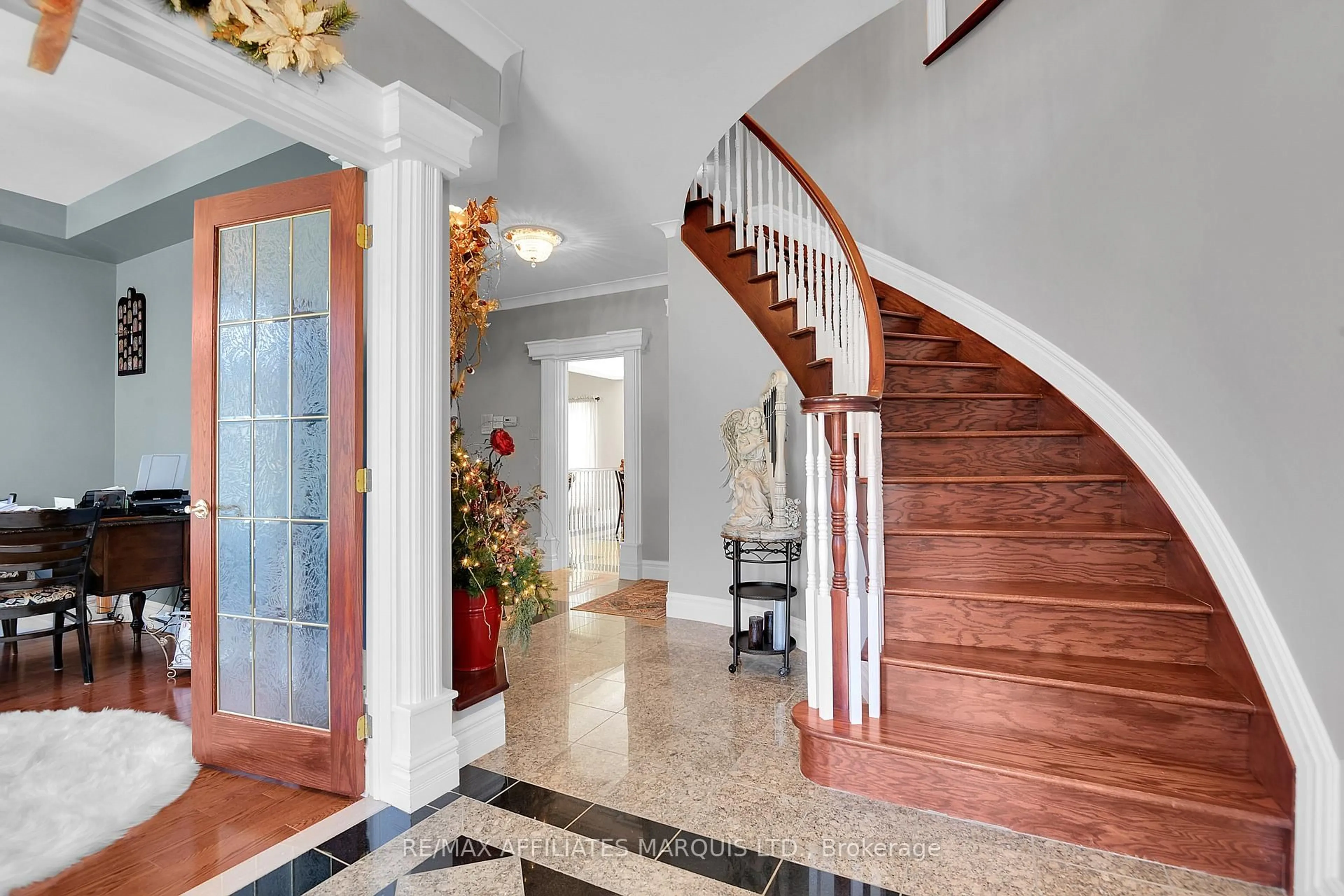 Indoor foyer for 16935 Beaver Dam Dr, South Stormont Ontario K0C 1P0
