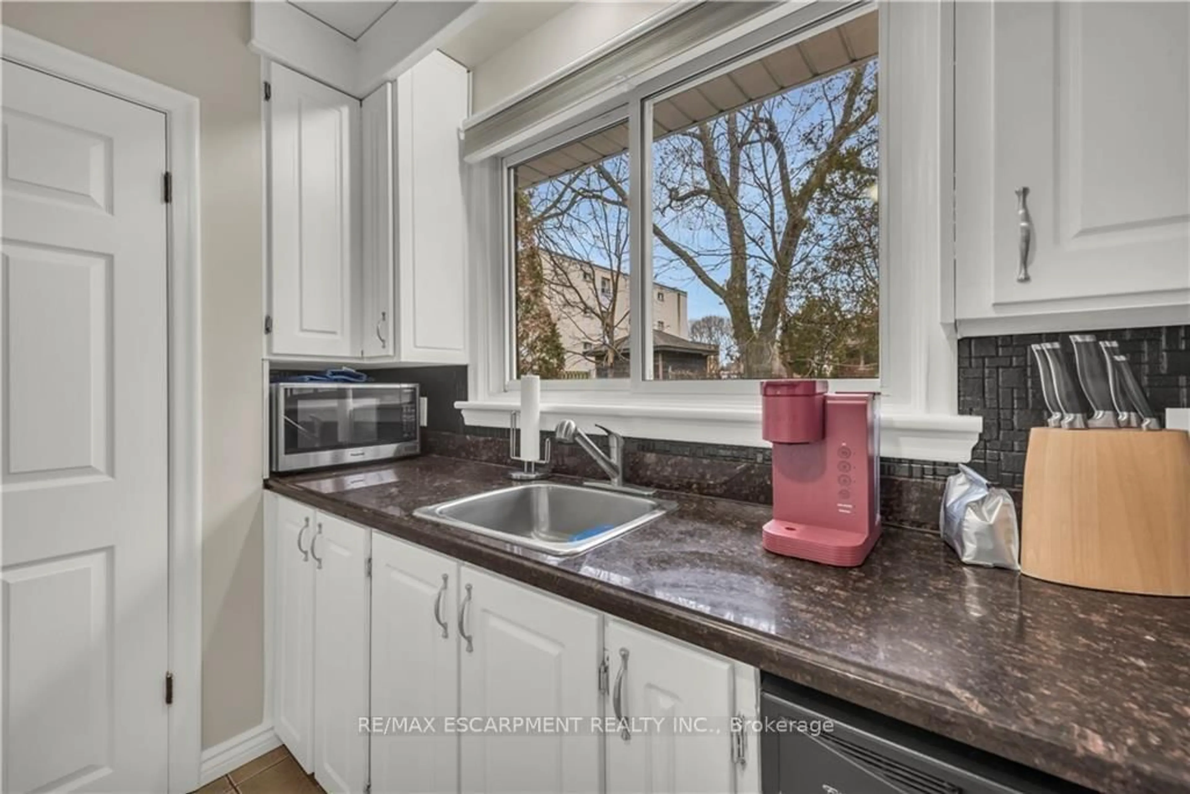 Open concept kitchen, ceramic/tile floor for 39 BLAND Ave, Hamilton Ontario L8G 3R2