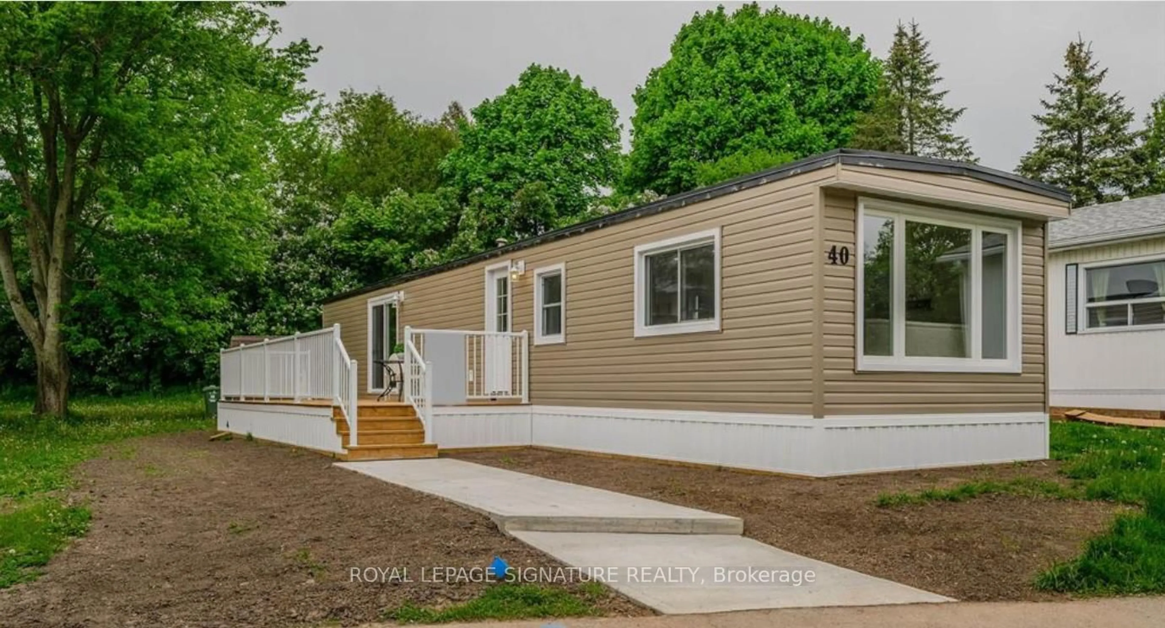 Home with vinyl exterior material, street for 40 Hillside Cres, Hamilton Ontario N0B 2J0