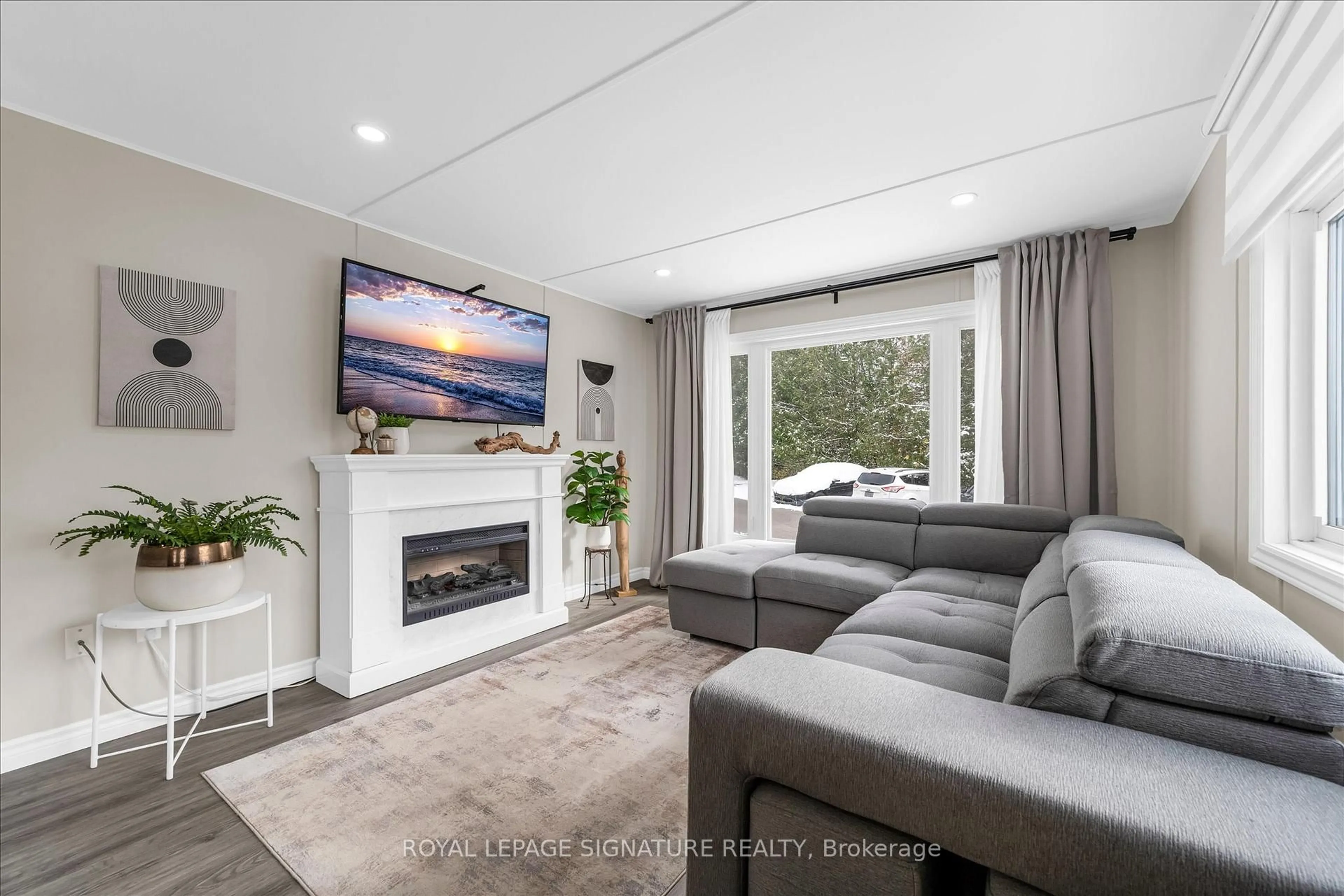 Living room with furniture, unknown for 40 Hillside Cres, Hamilton Ontario N0B 2J0