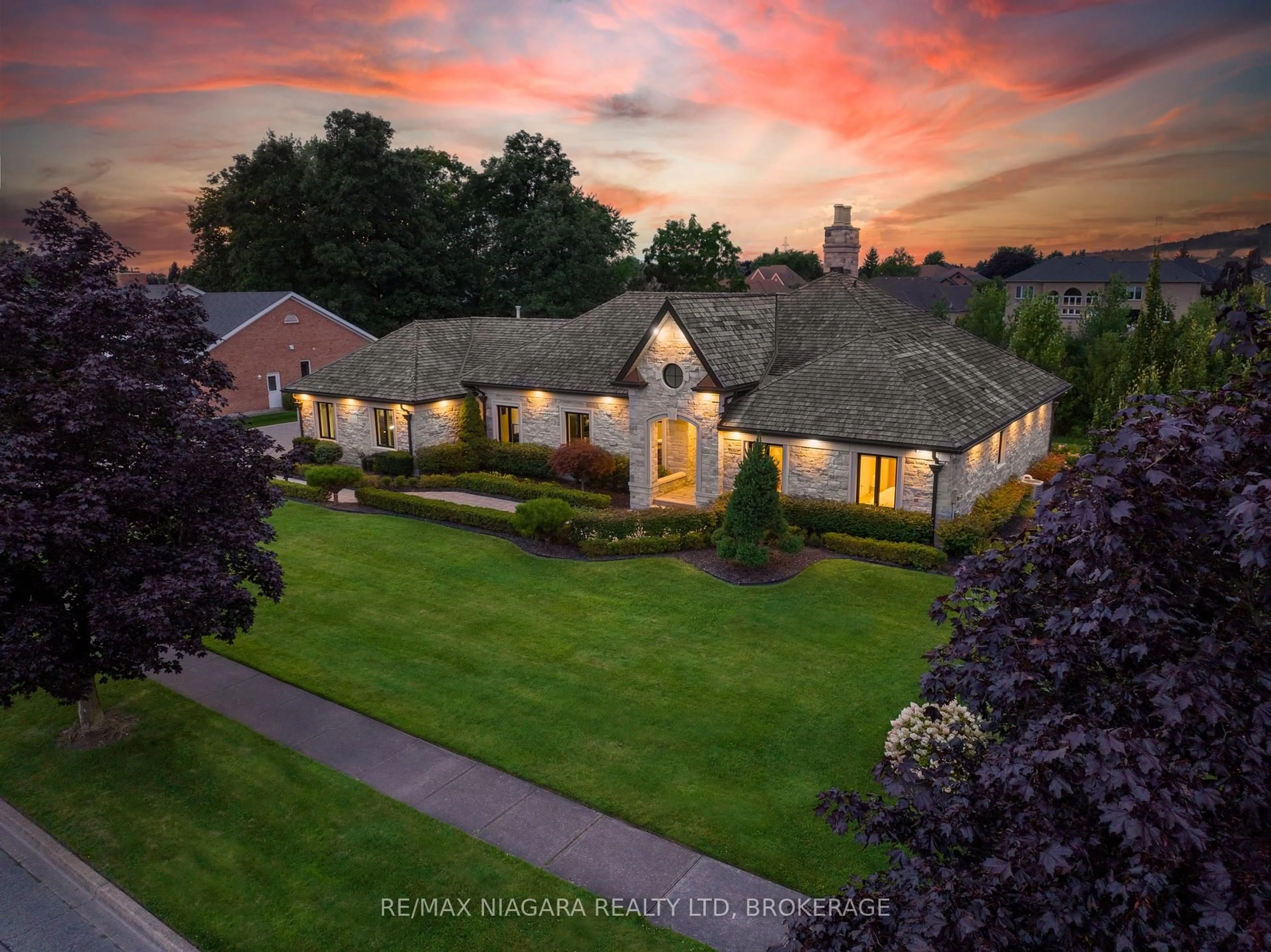 A pic from outside/outdoor area/front of a property/back of a property/a pic from drone, street for 3551 CARDINAL Dr, Niagara Falls Ontario L2H 2Y1