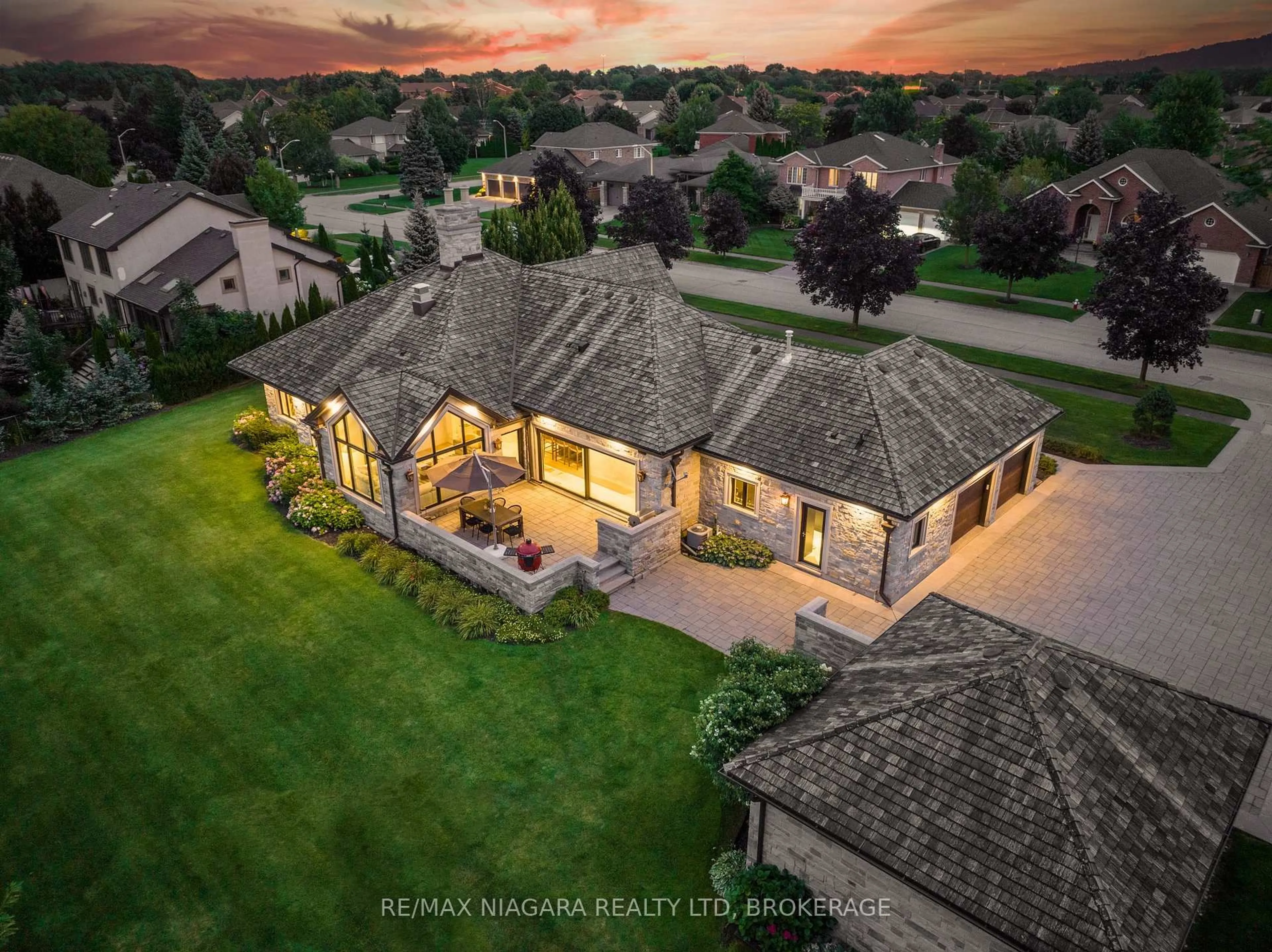 A pic from outside/outdoor area/front of a property/back of a property/a pic from drone, mountain view for 3551 CARDINAL Dr, Niagara Falls Ontario L2H 2Y1