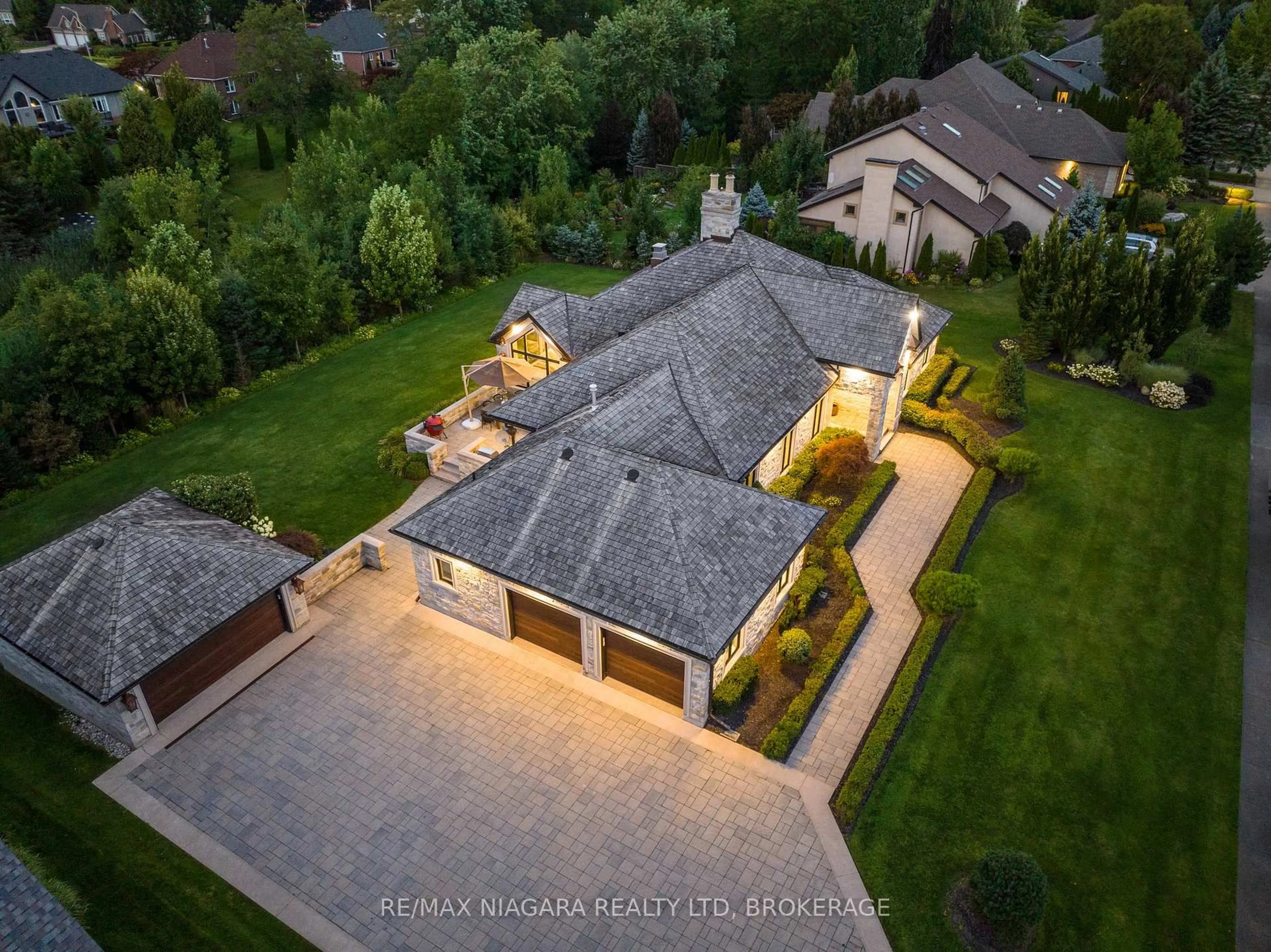 A pic from outside/outdoor area/front of a property/back of a property/a pic from drone, street for 3551 CARDINAL Dr, Niagara Falls Ontario L2H 2Y1