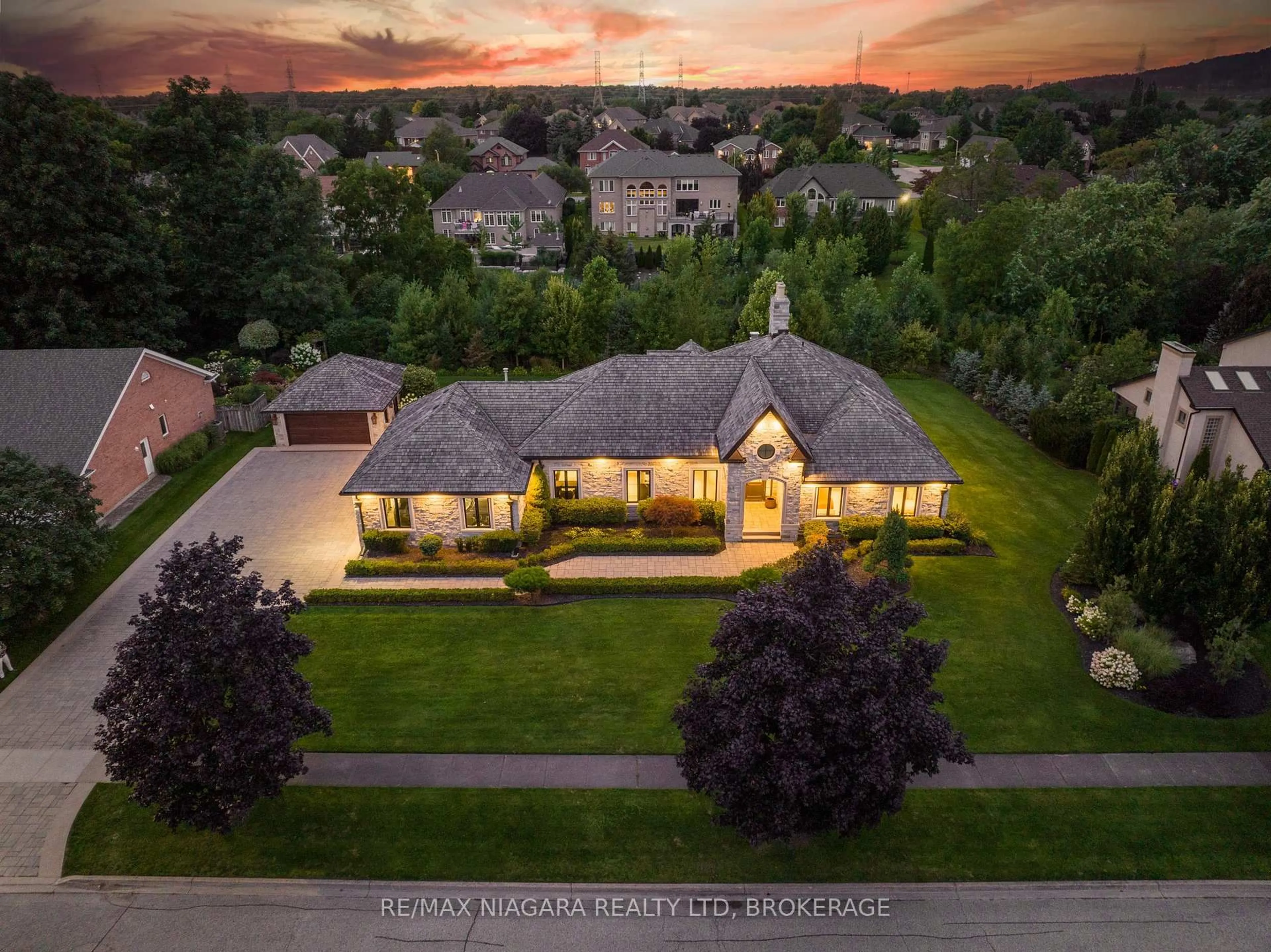 A pic from outside/outdoor area/front of a property/back of a property/a pic from drone, mountain view for 3551 CARDINAL Dr, Niagara Falls Ontario L2H 2Y1