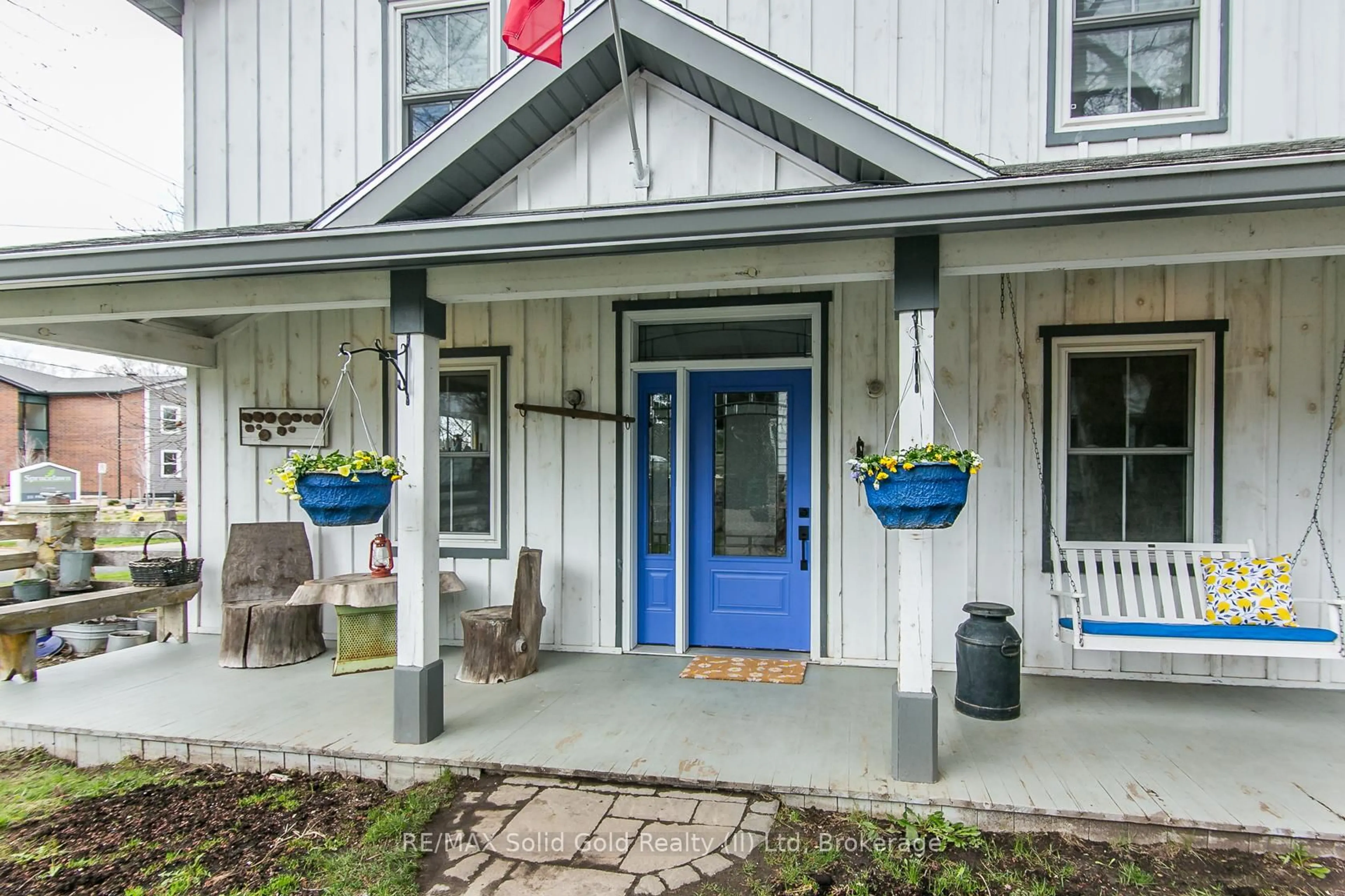 Indoor entryway for 31 Front St, Woolwich Ontario N0B 2N0