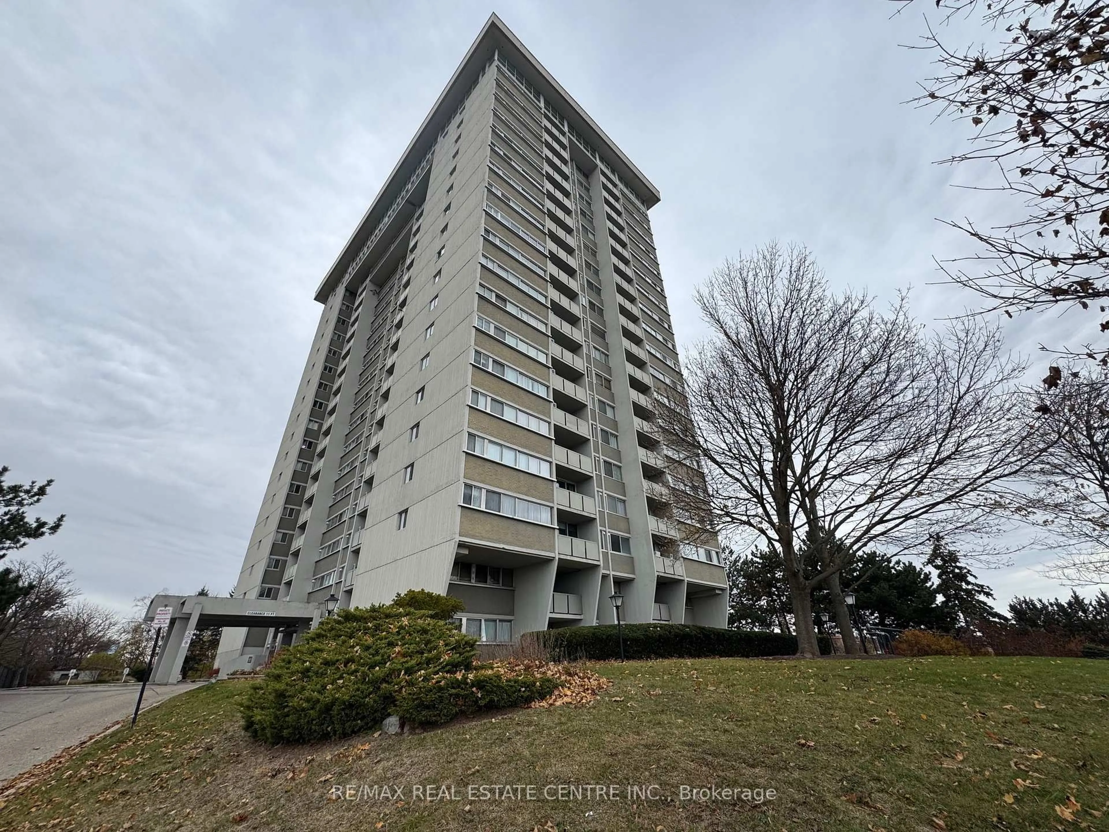 A pic from outside/outdoor area/front of a property/back of a property/a pic from drone, building for 375 King St #603, Waterloo Ontario N2J 4L6