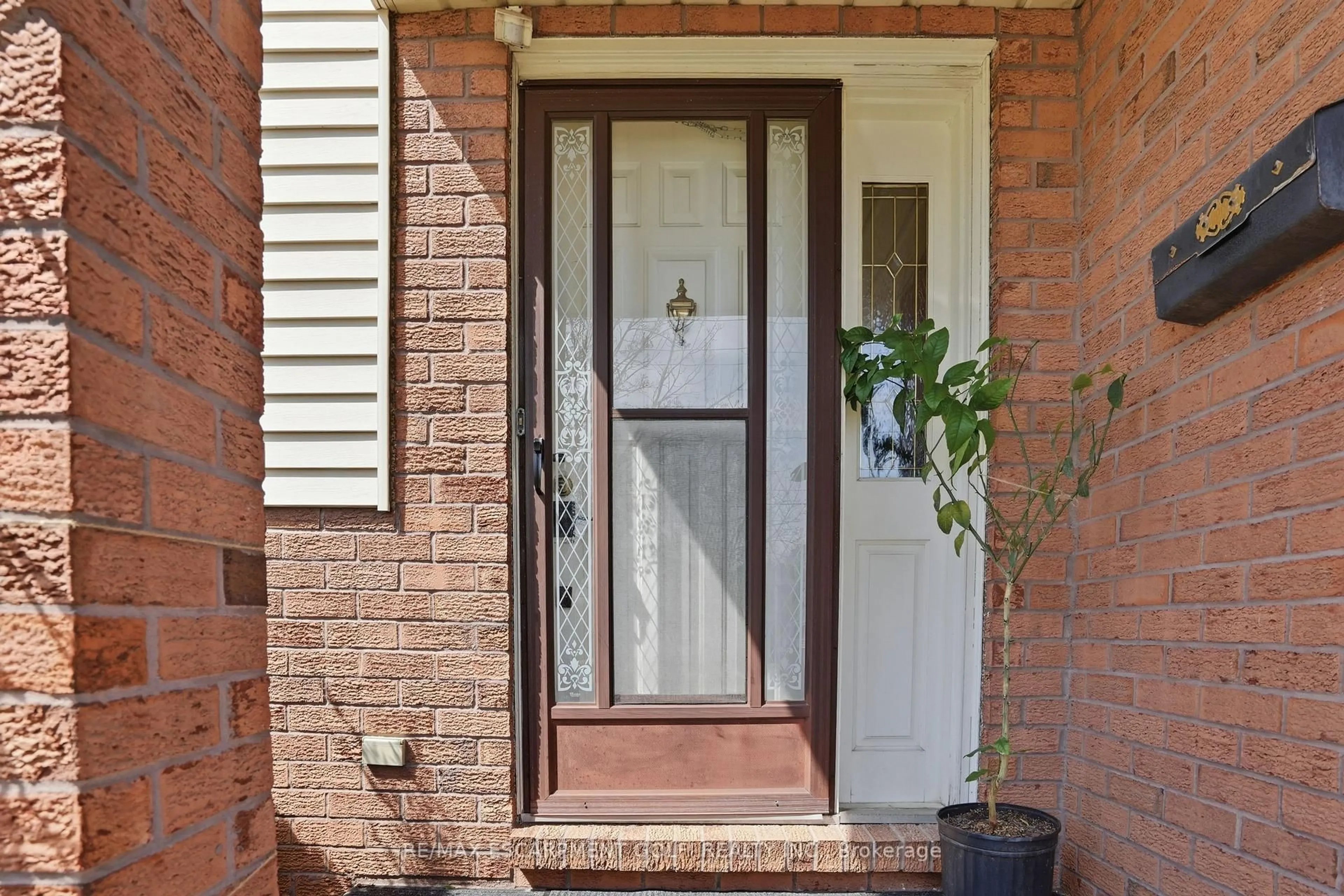 Indoor entryway for 63 Linwell Rd, St. Catharines Ontario L2N 1R6