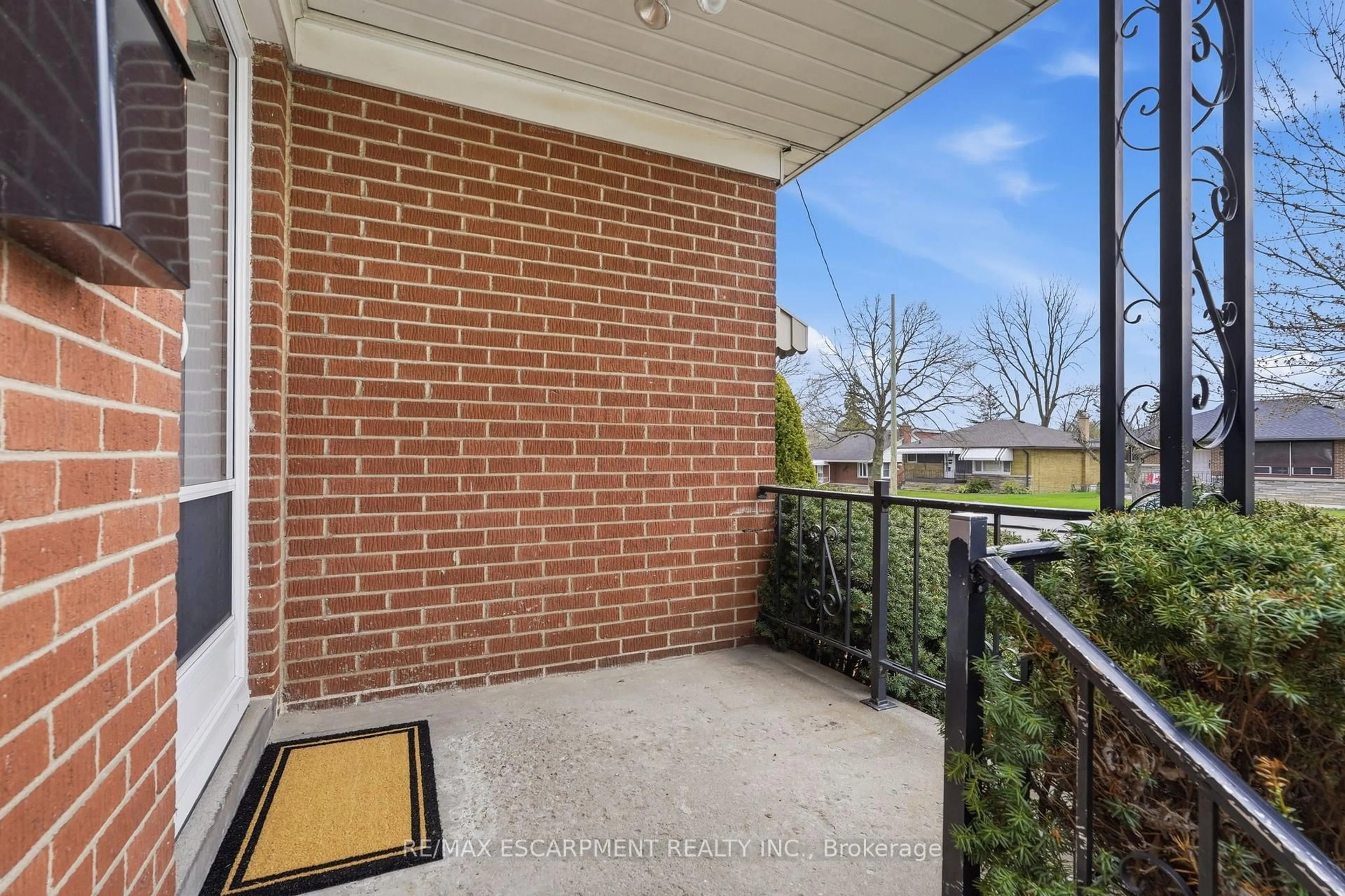 Patio, street for 30 West 22nd St, Hamilton Ontario L9C 4N3