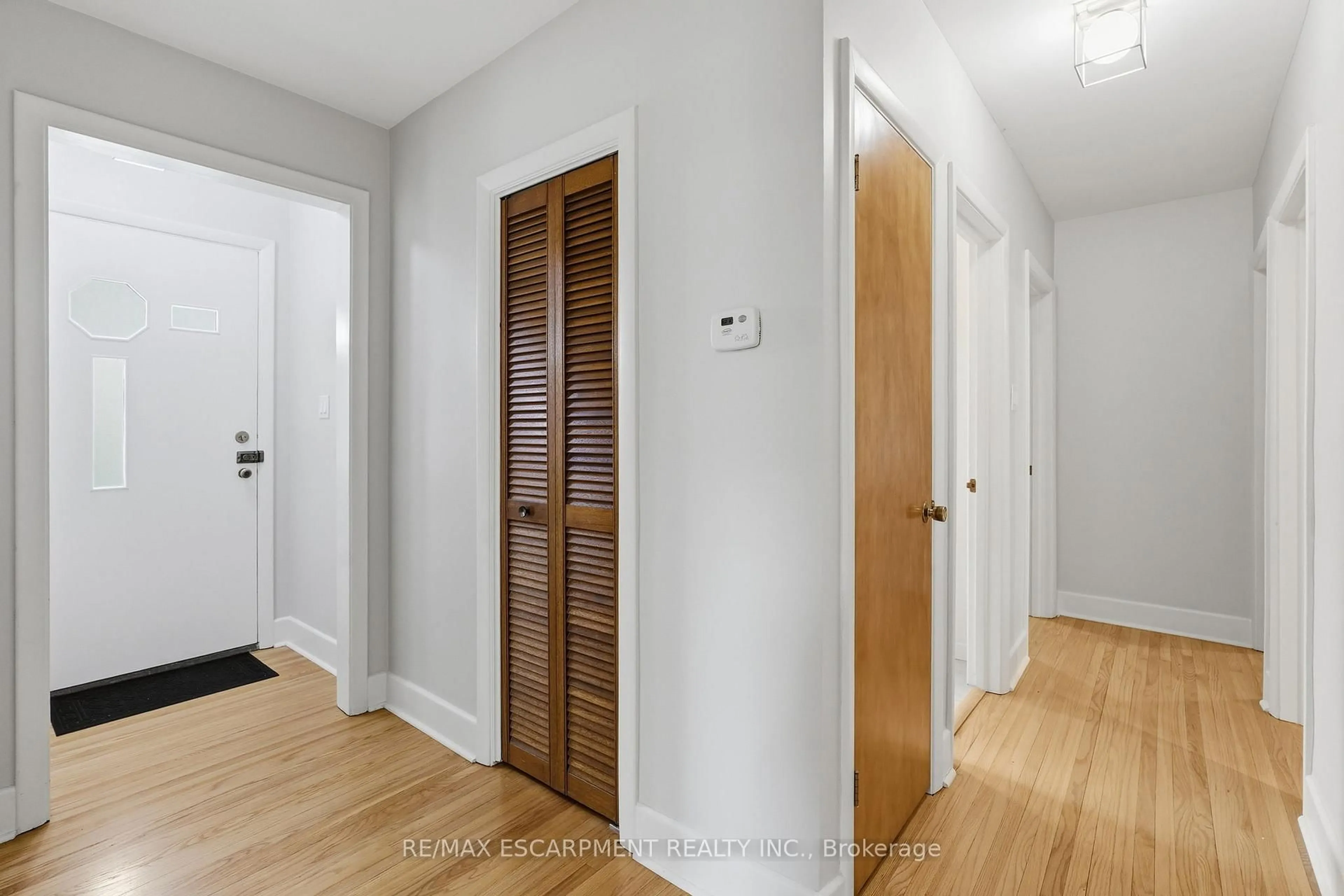 Indoor entryway for 30 West 22nd St, Hamilton Ontario L9C 4N3