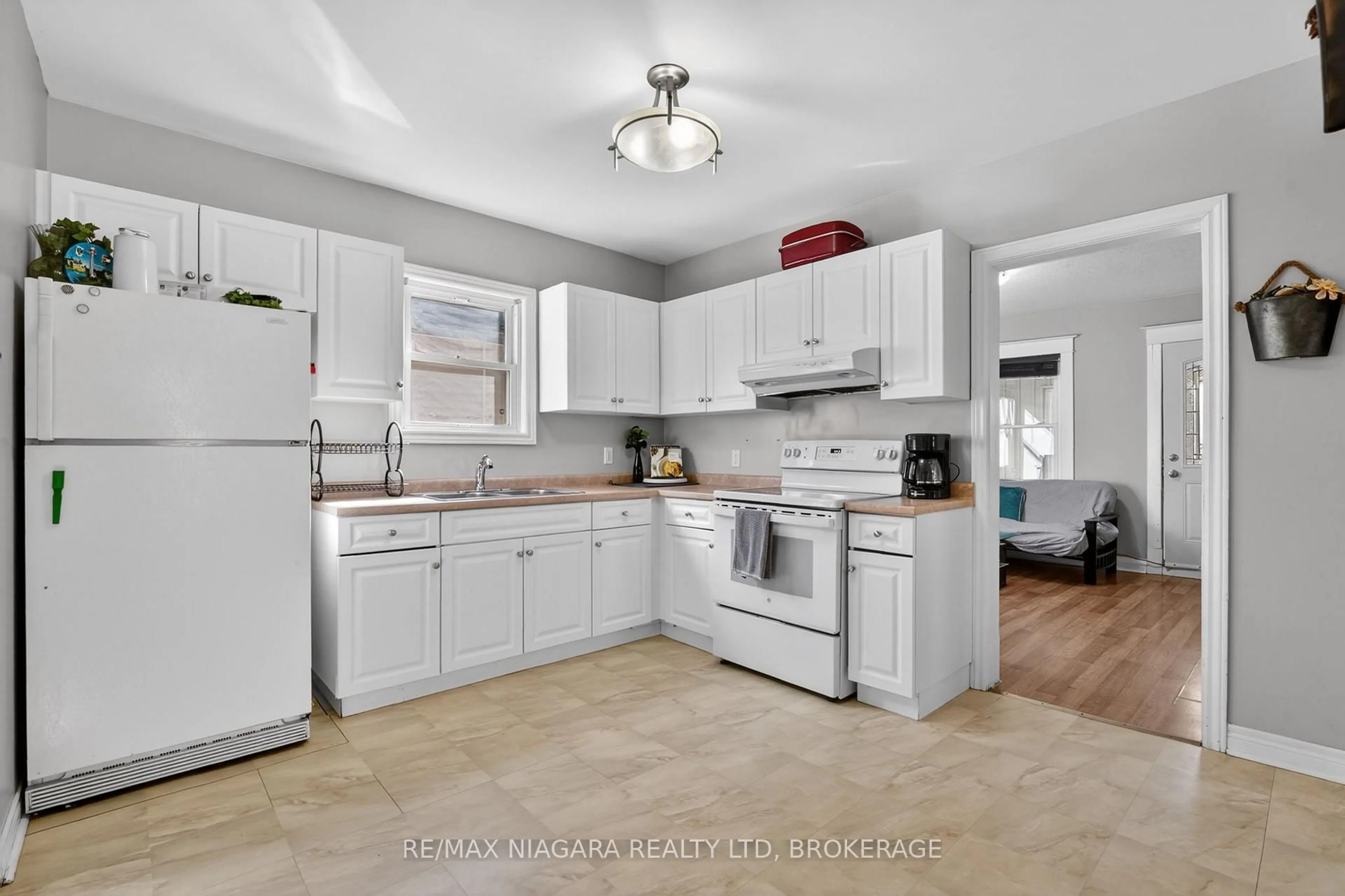 Standard kitchen, unknown for 214 NIAGARA St, St. Catharines Ontario L2M 4V4