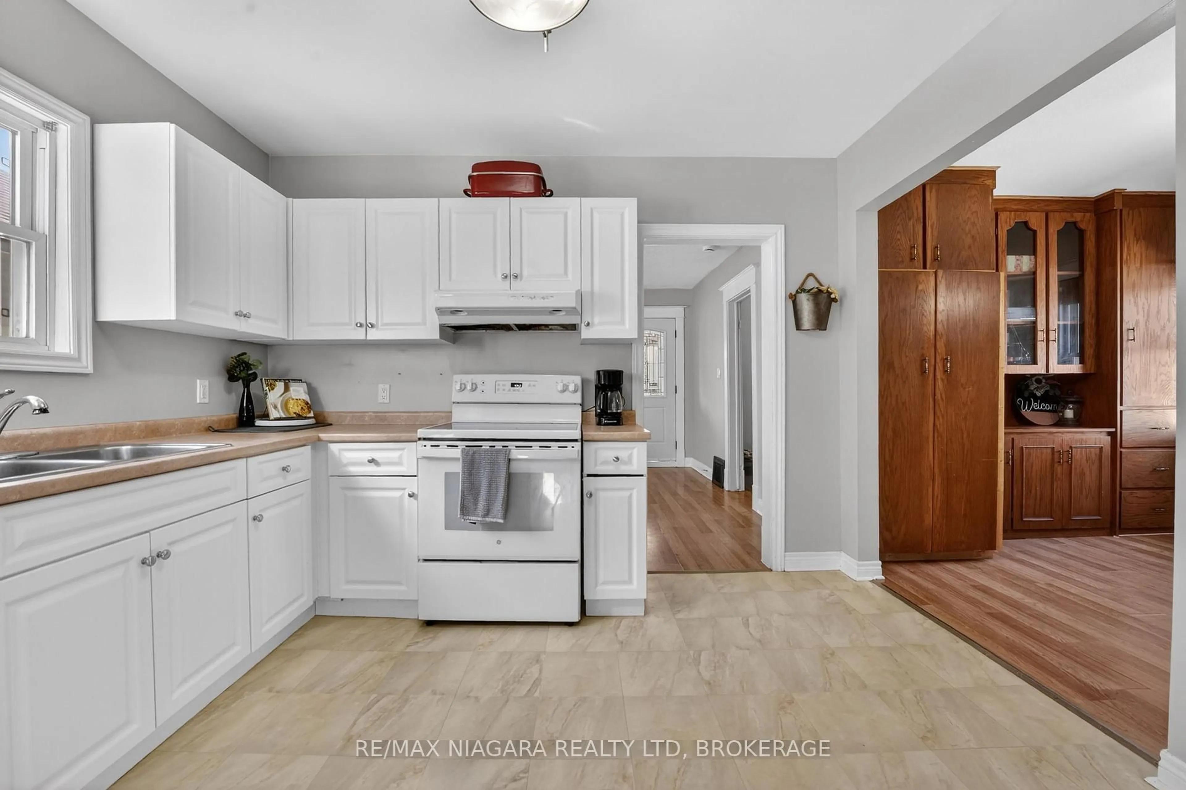 Standard kitchen, ceramic/tile floor for 214 NIAGARA St, St. Catharines Ontario L2M 4V4