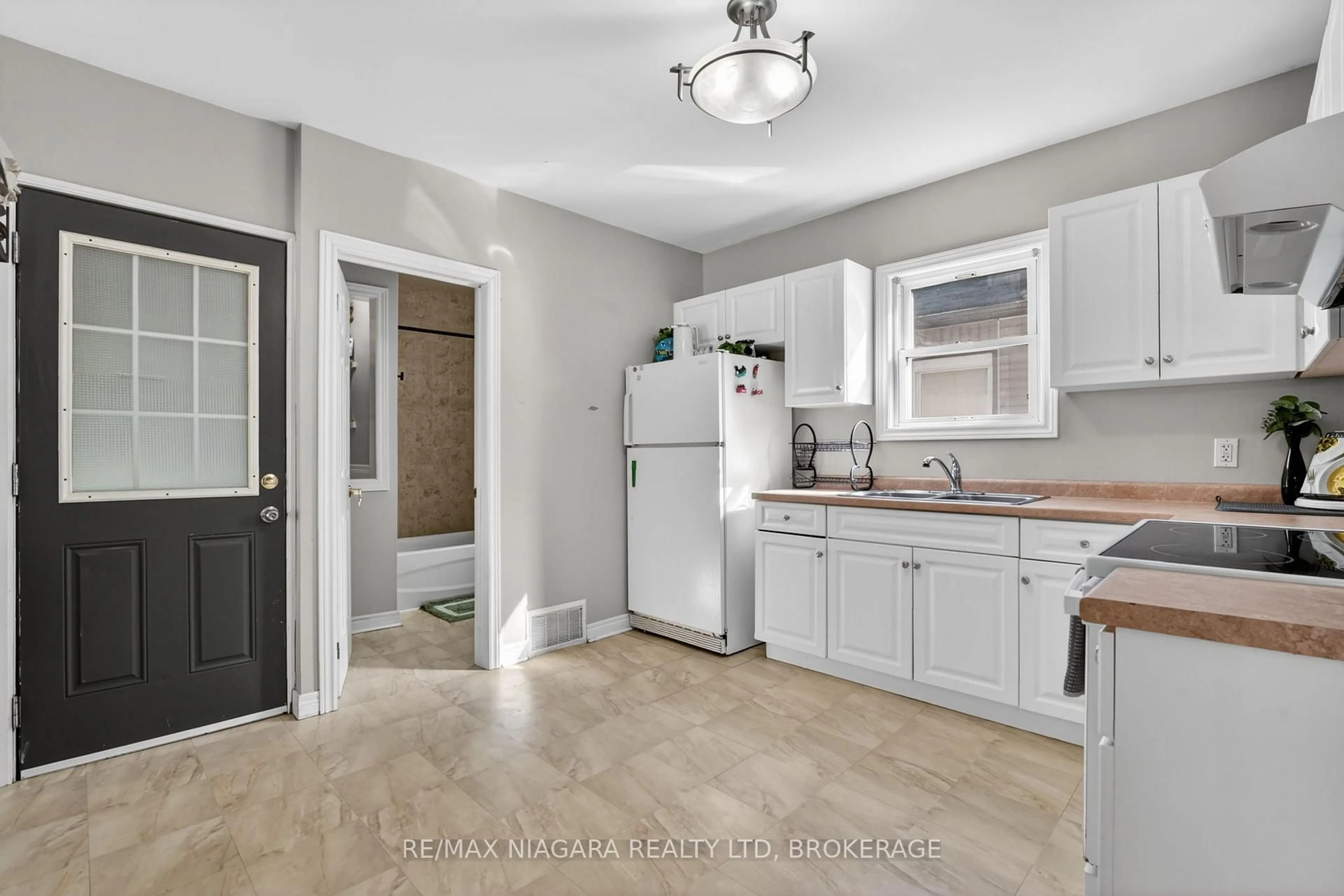 Unknown for 214 NIAGARA St, St. Catharines Ontario L2M 4V4