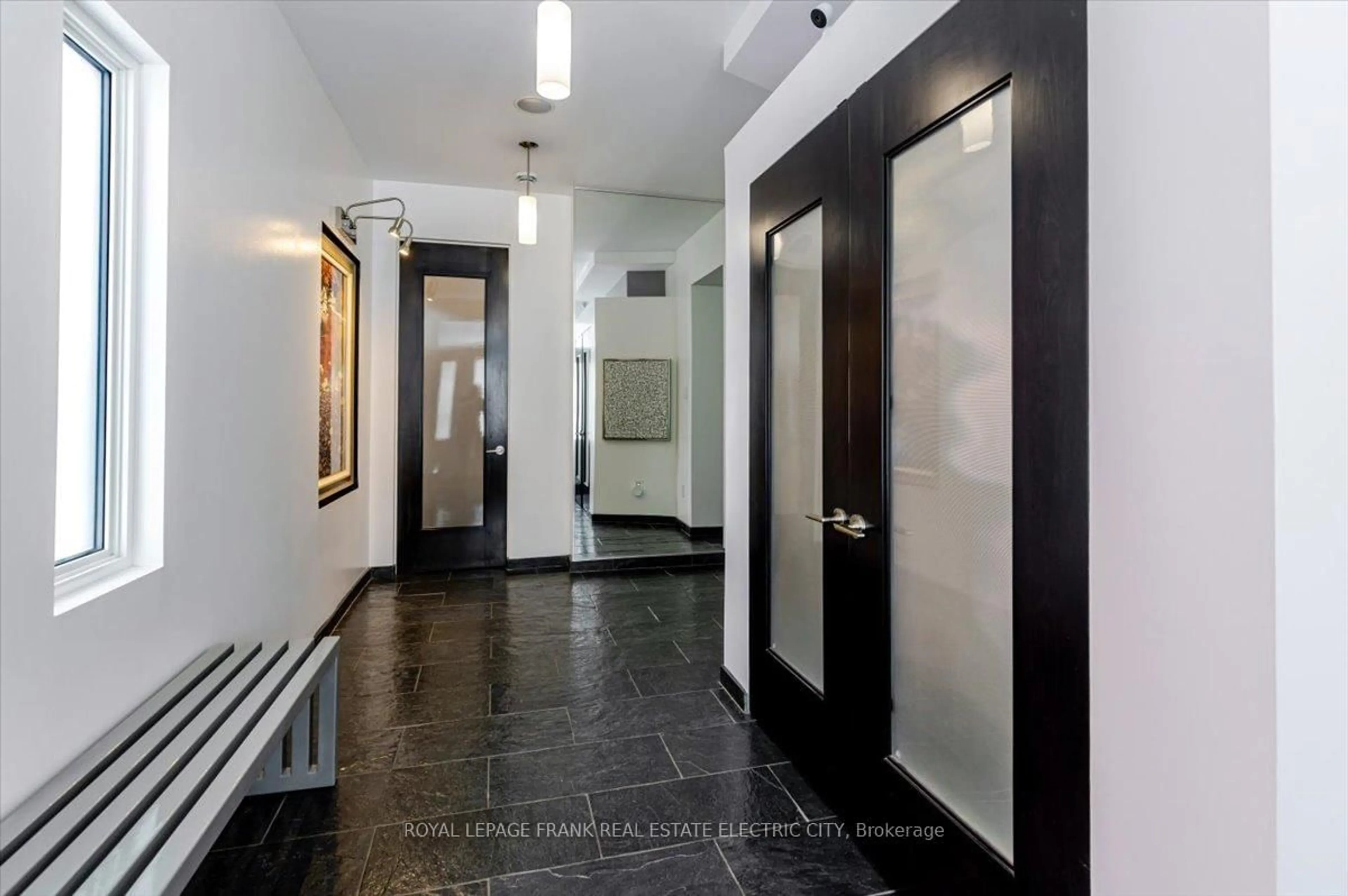 Indoor foyer for 509 Homewood Ave, Peterborough Ontario K9H 2N2