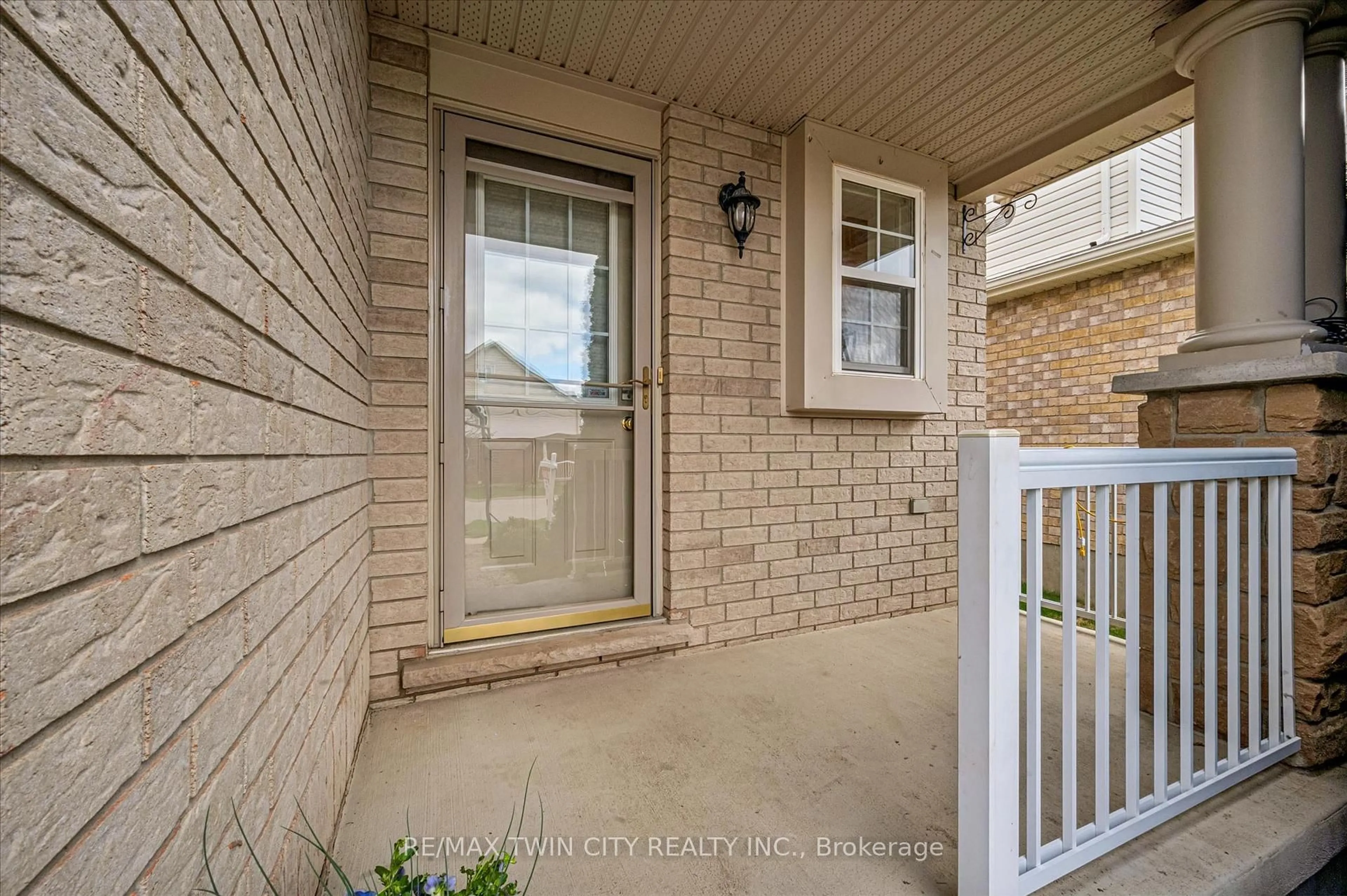 Indoor entryway for 62 HILLTOP Rd, Guelph Ontario N1E 7L5