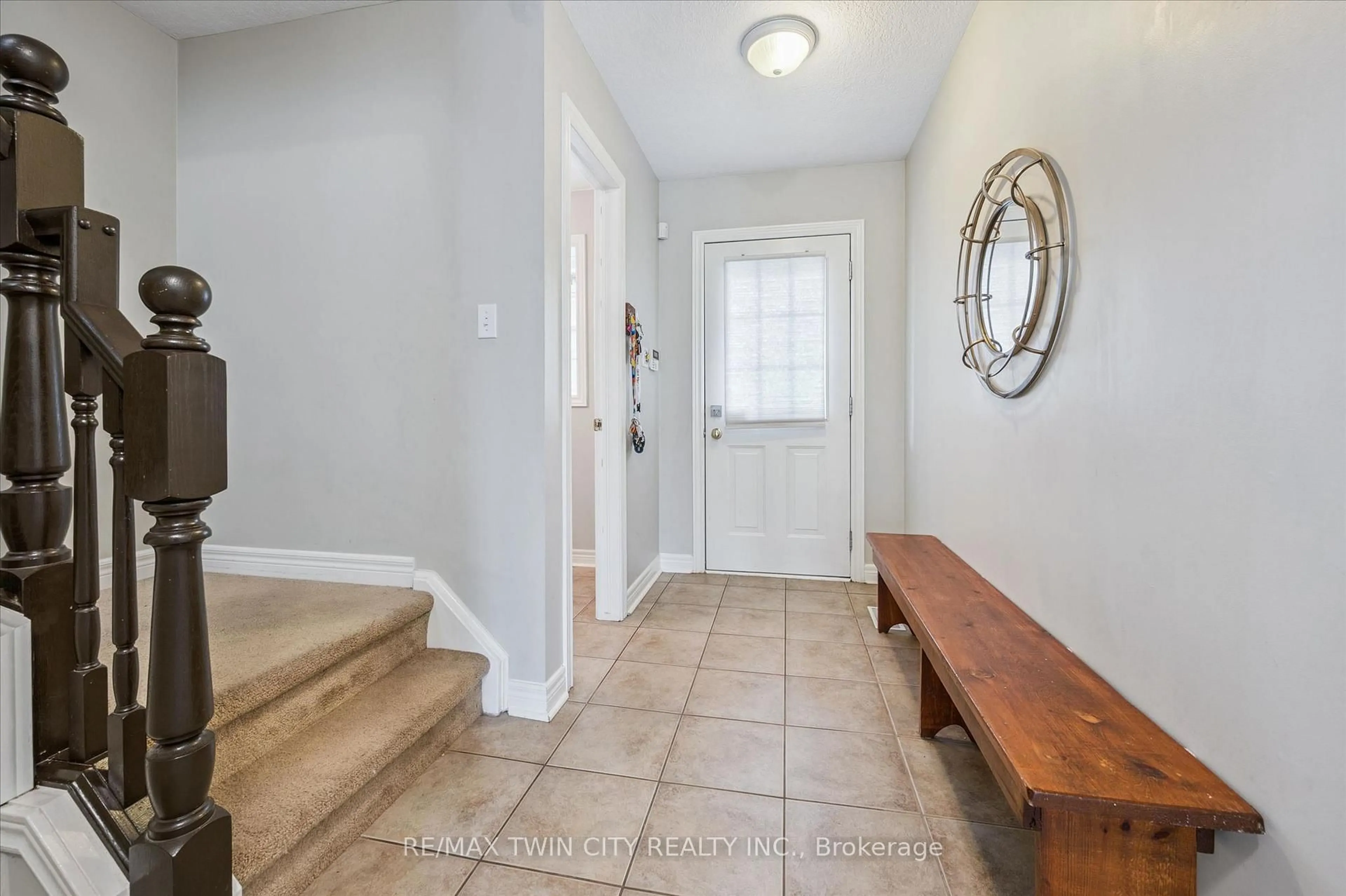 Indoor entryway for 62 HILLTOP Rd, Guelph Ontario N1E 7L5