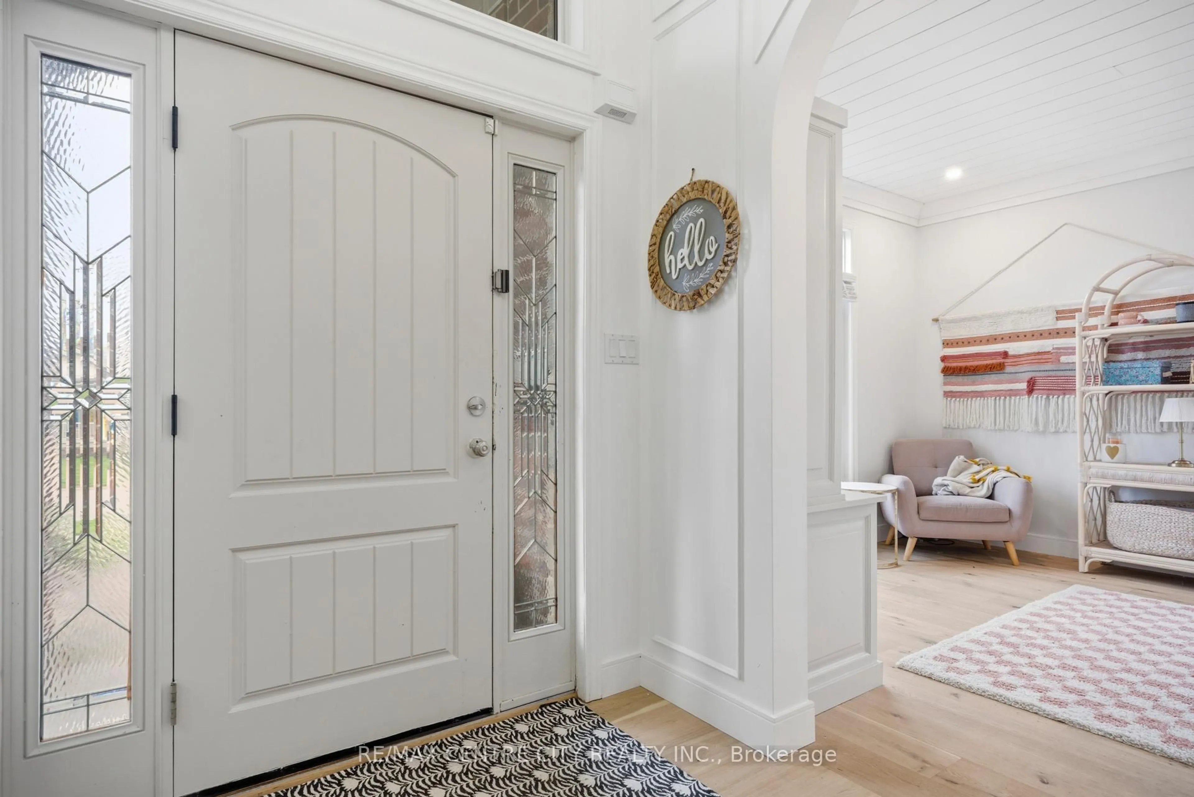 Indoor entryway for 2114 Riverbend Rd, London South Ontario N6K 0A3