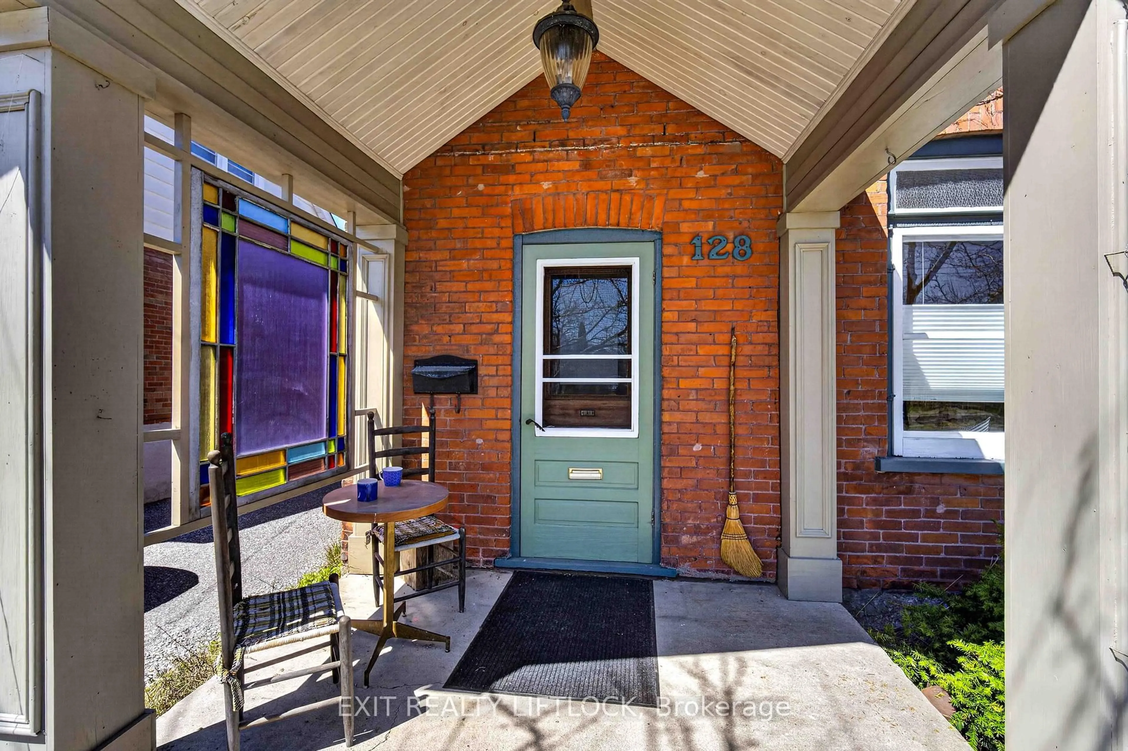 Indoor entryway for 128 Sutherland Pl, Peterborough Ontario K9H 1J1