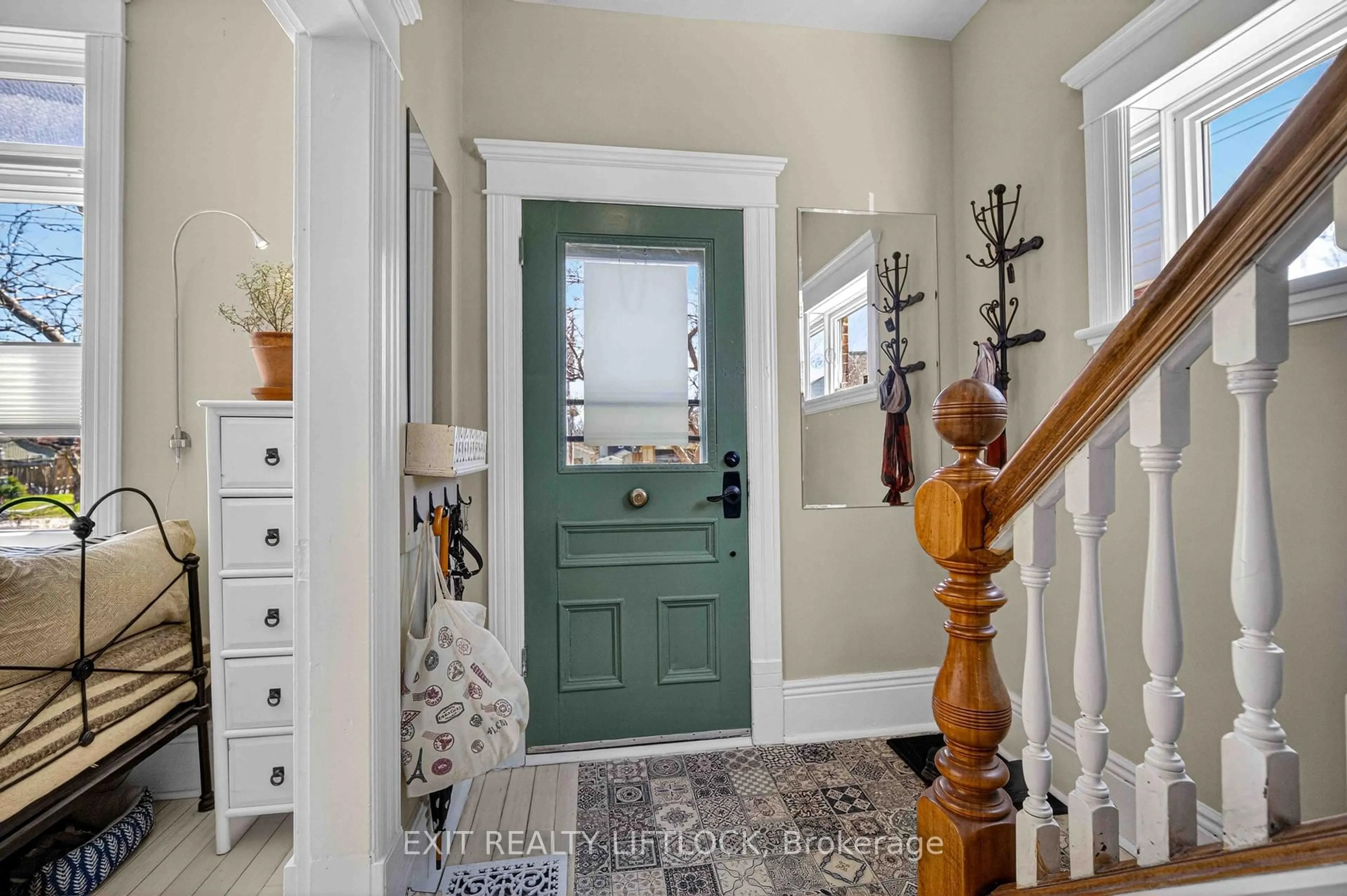 Indoor entryway for 128 Sutherland Pl, Peterborough Ontario K9H 1J1