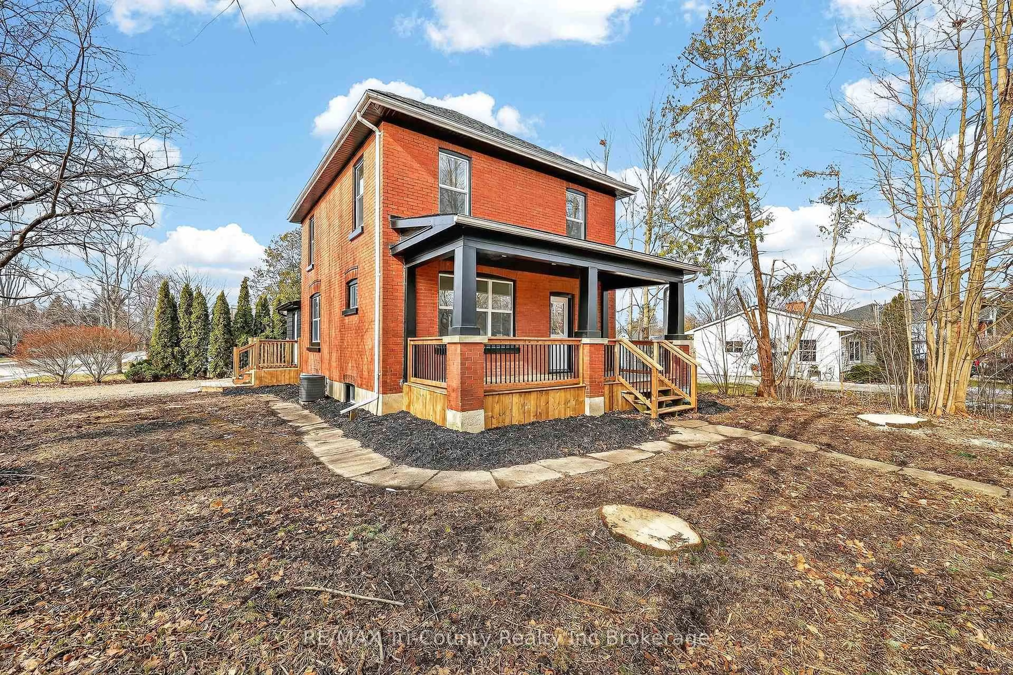 Home with brick exterior material, unknown for 394 Wellington St, Ingersoll Ontario N5C 1T6