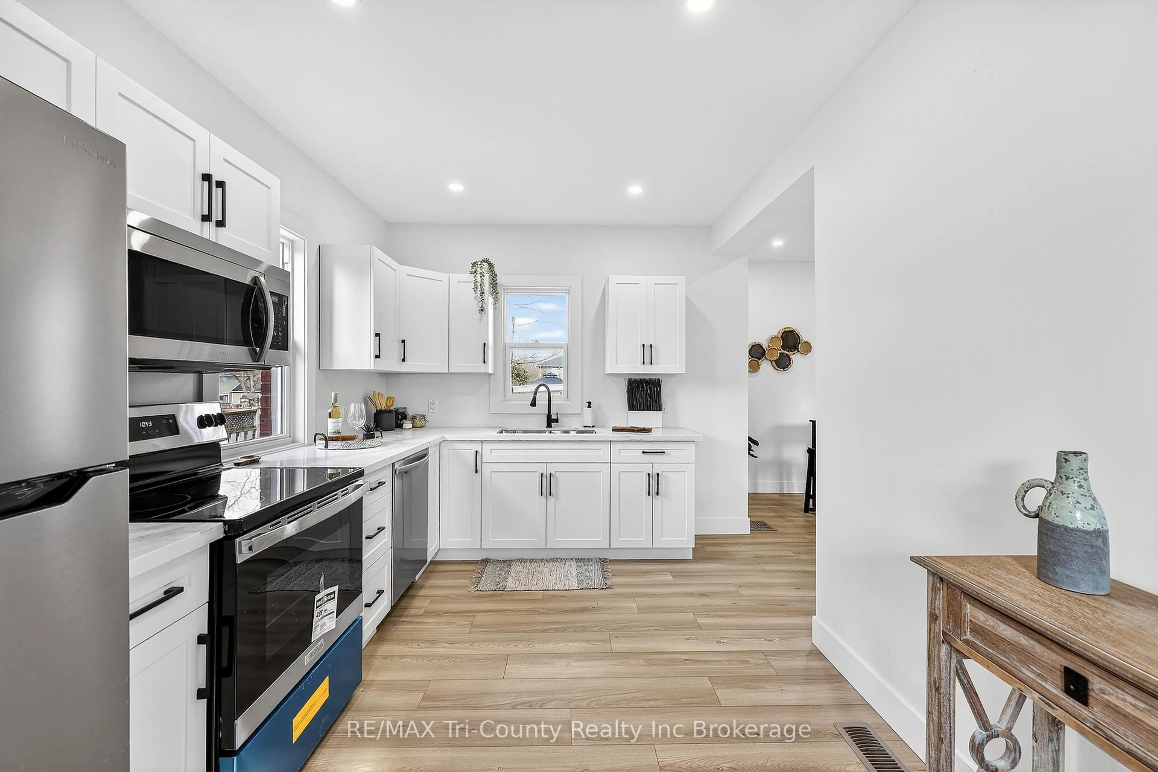 Open concept kitchen, ceramic/tile floor for 394 Wellington St, Ingersoll Ontario N5C 1T6