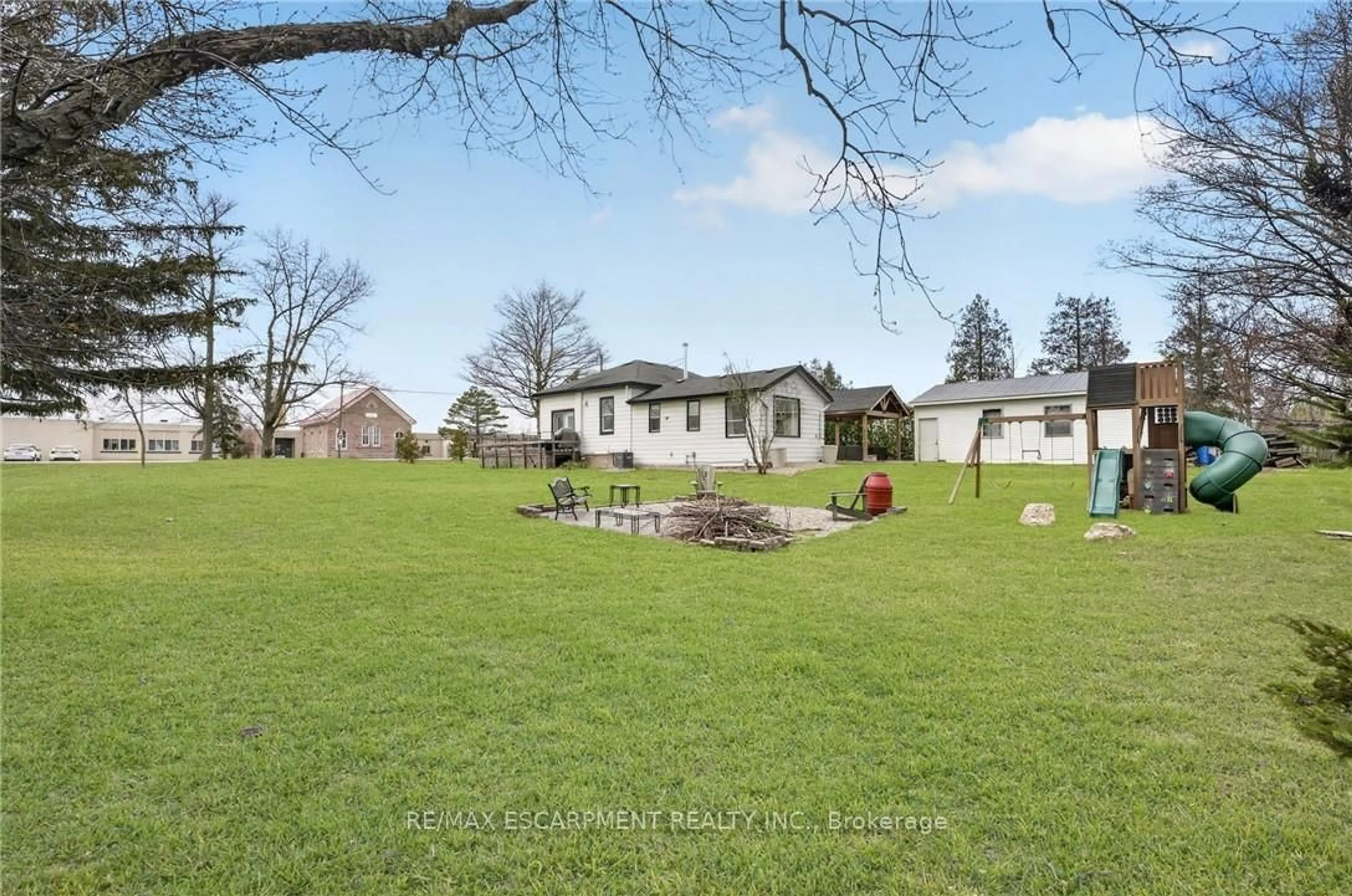 A pic from outside/outdoor area/front of a property/back of a property/a pic from drone, unknown for 395 Mud St, Hamilton Ontario L8J 3B5