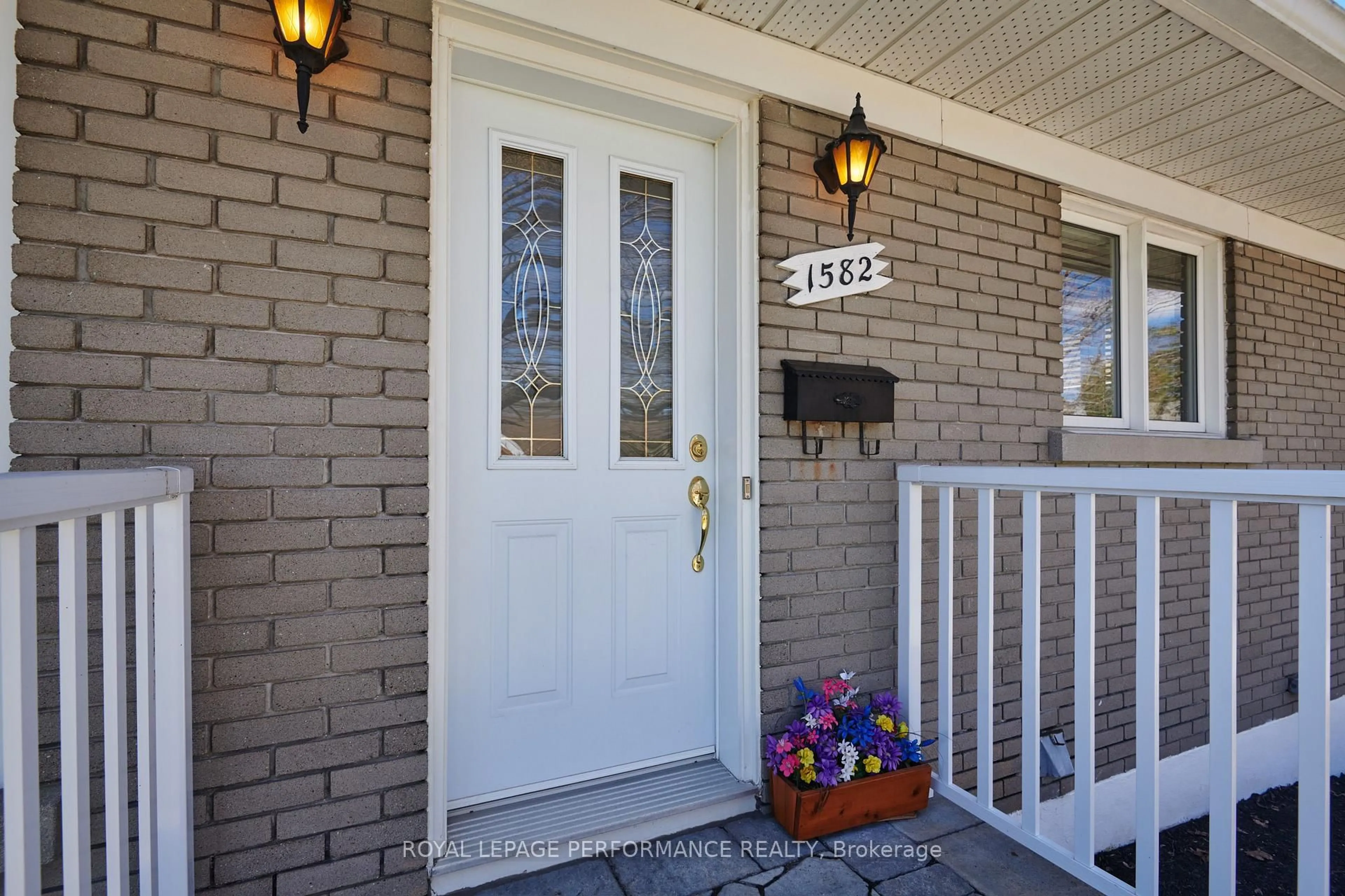 Indoor entryway for 1582 Digby St, Ottawa Ontario K1G 0P6