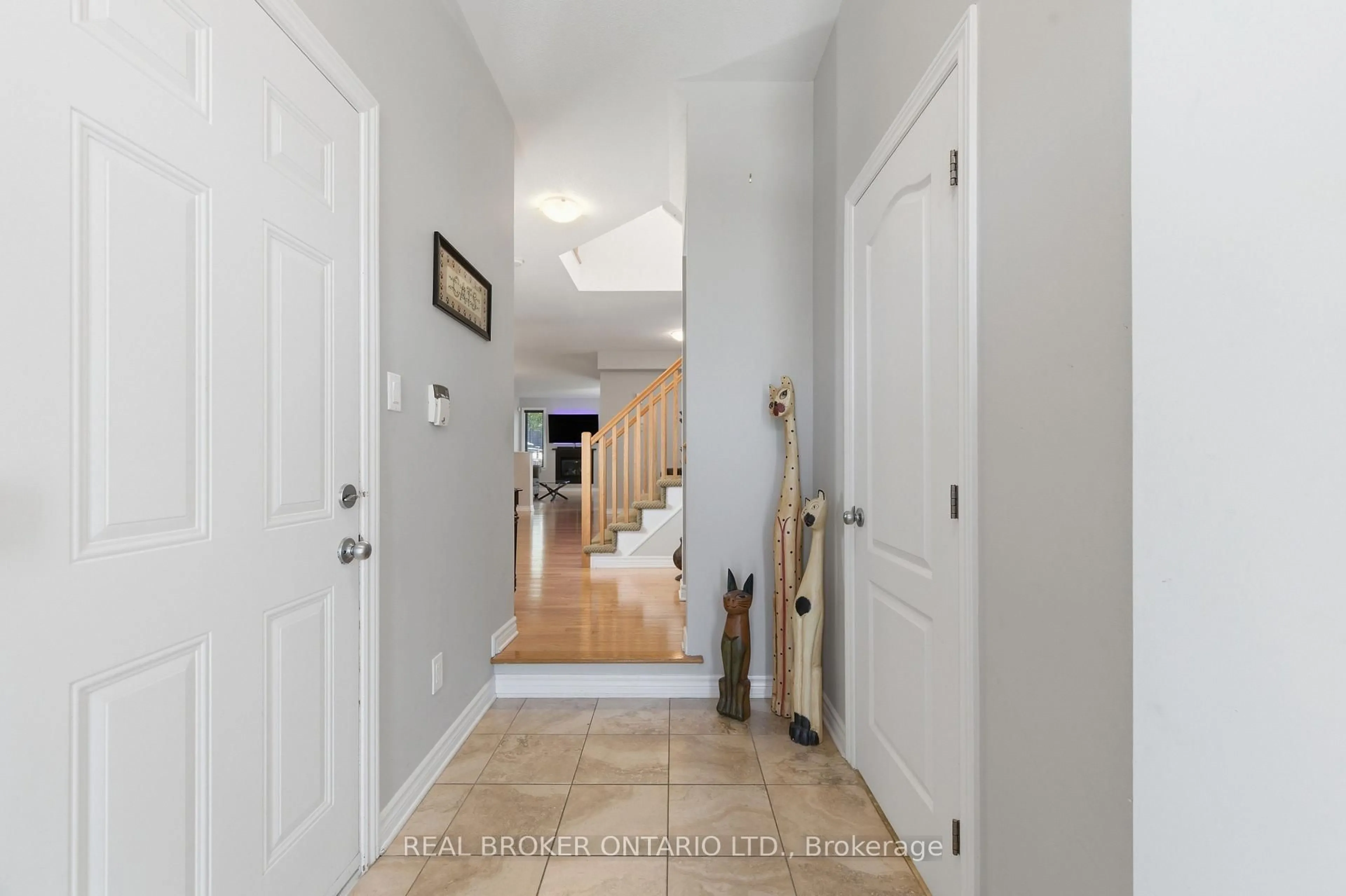 Indoor entryway for 417 STALWART Cres, Ottawa Ontario K1T 0H2