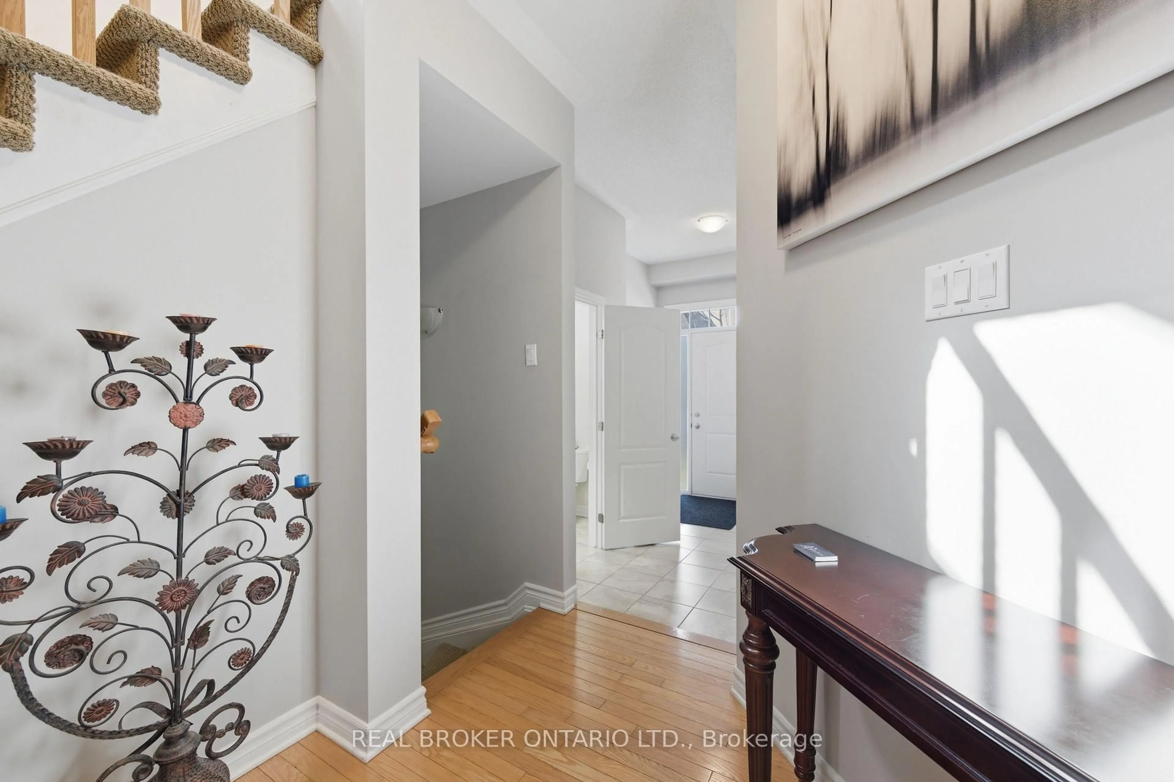 Indoor entryway for 417 STALWART Cres, Ottawa Ontario K1T 0H2