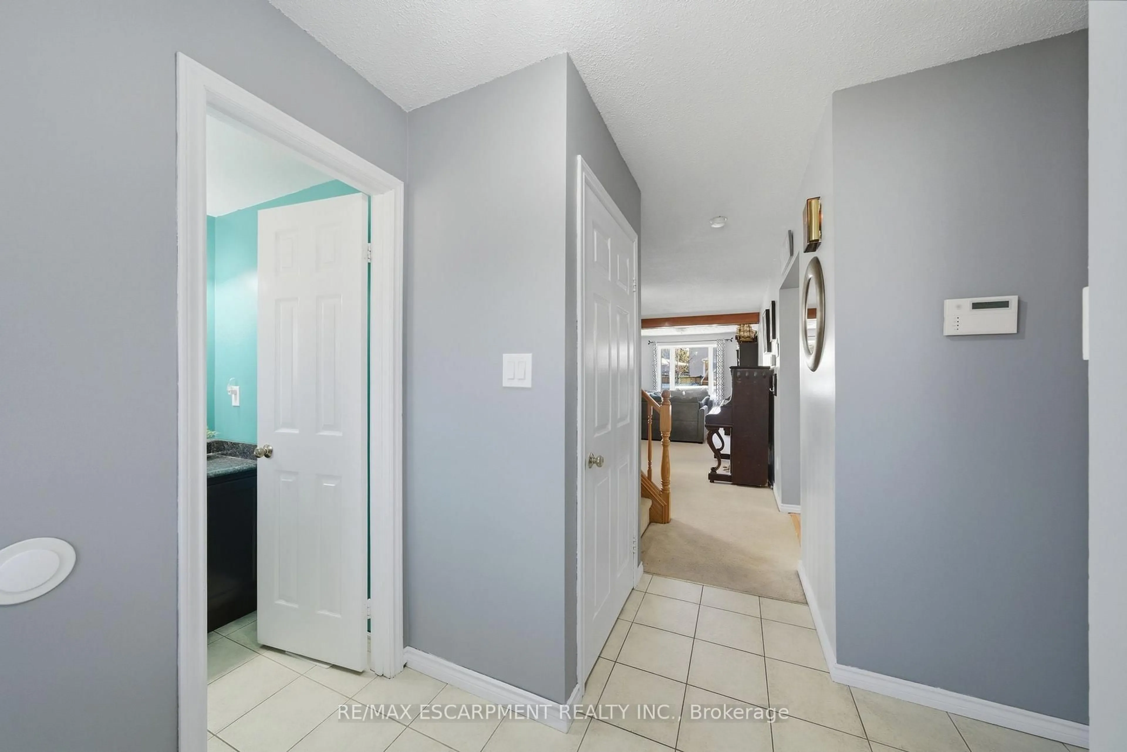 Indoor entryway for 15 Finch Pl, Hamilton Ontario L9A 5C2