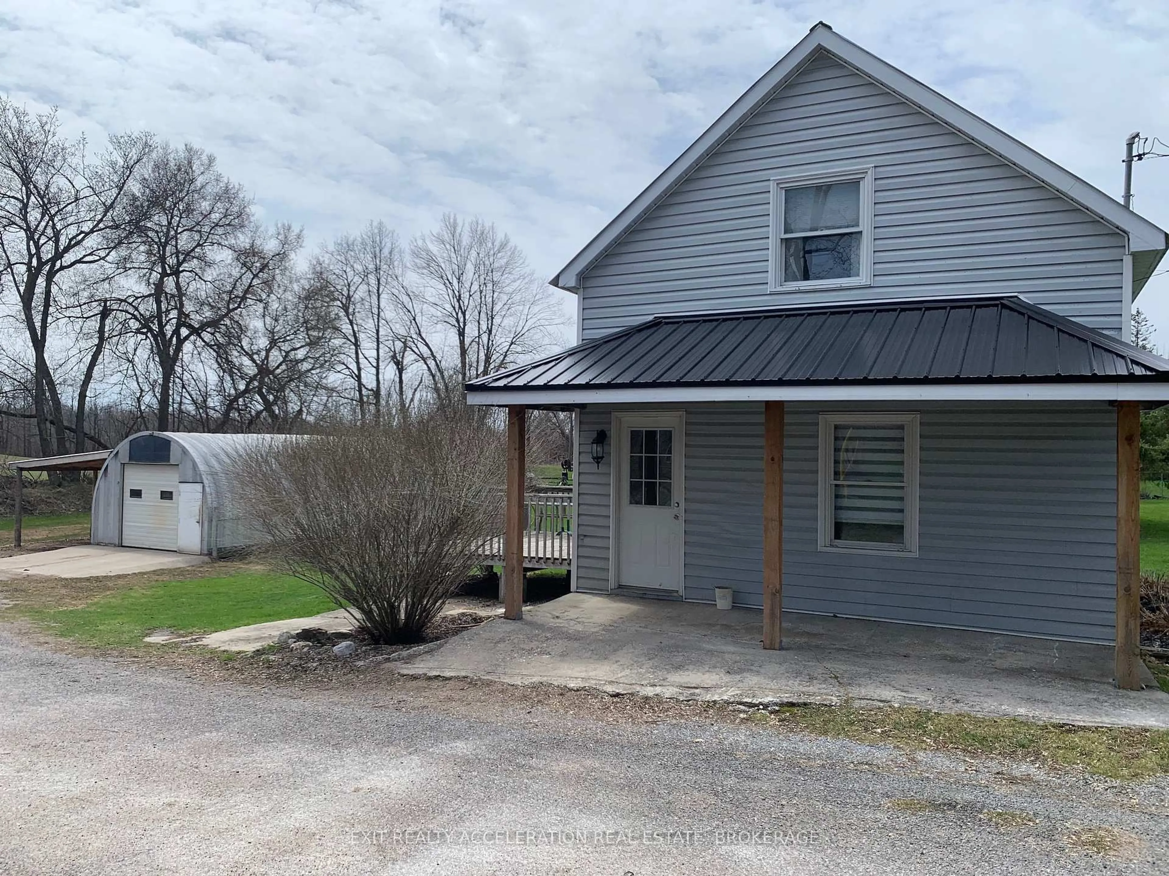 A pic from outside/outdoor area/front of a property/back of a property/a pic from drone, building for 9 Chestnut Dr, Tamworth Ontario K0K 3G0
