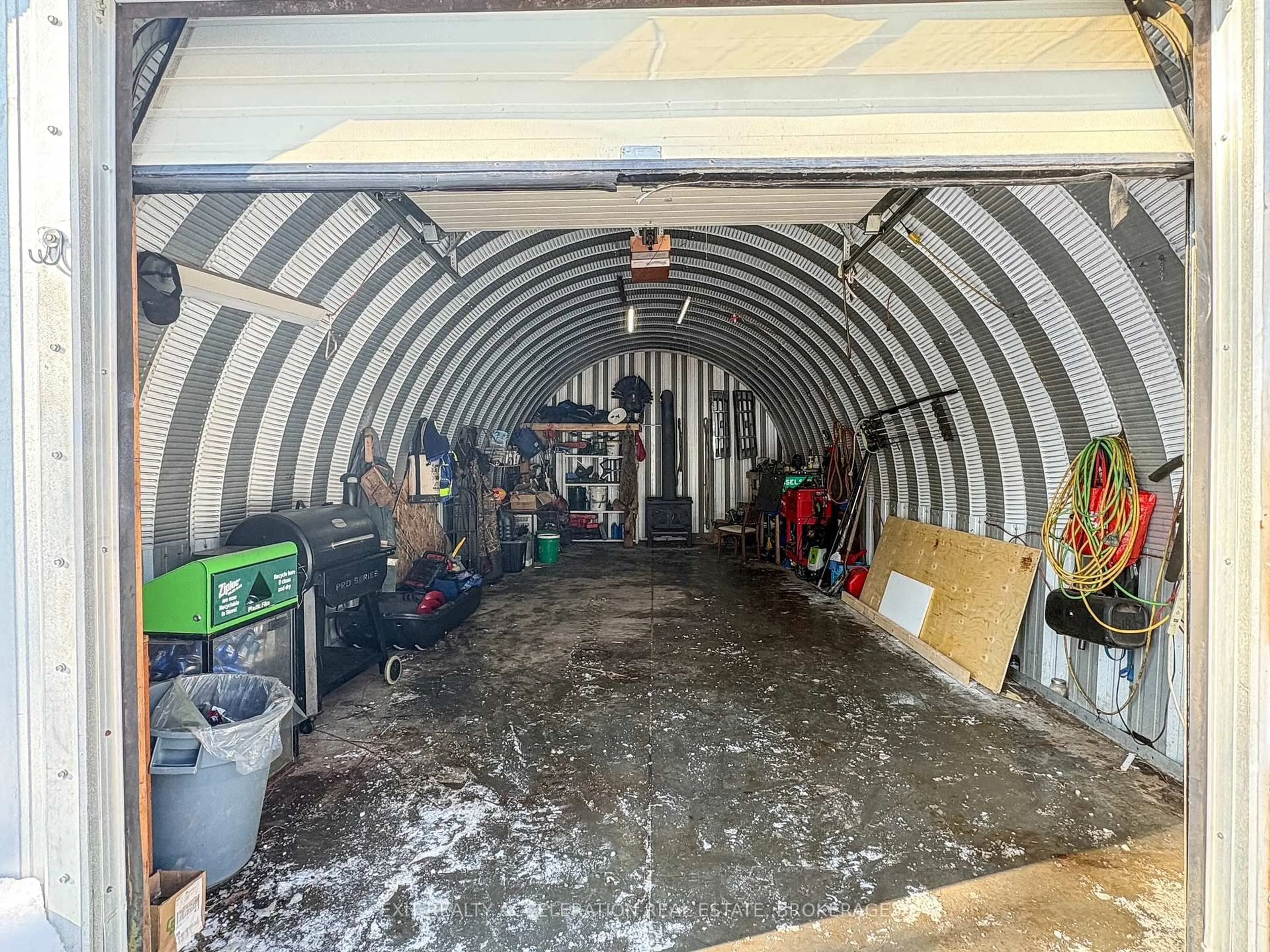 Indoor garage for 9 Chestnut Dr, Tamworth Ontario K0K 3G0