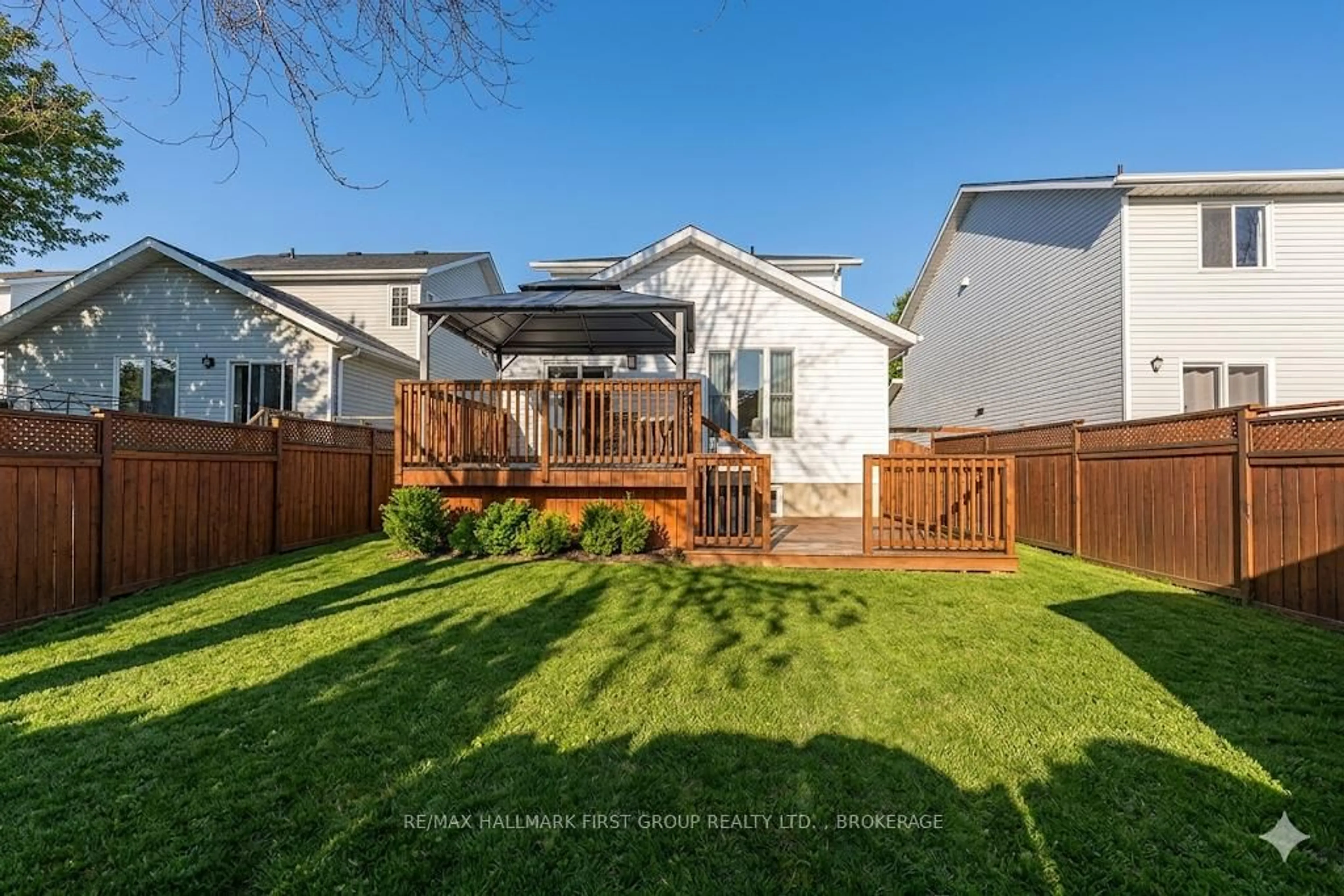 A pic from outside/outdoor area/front of a property/back of a property/a pic from drone, street for 979 Rainbow Cres, Kingston Ontario K7K 7J3