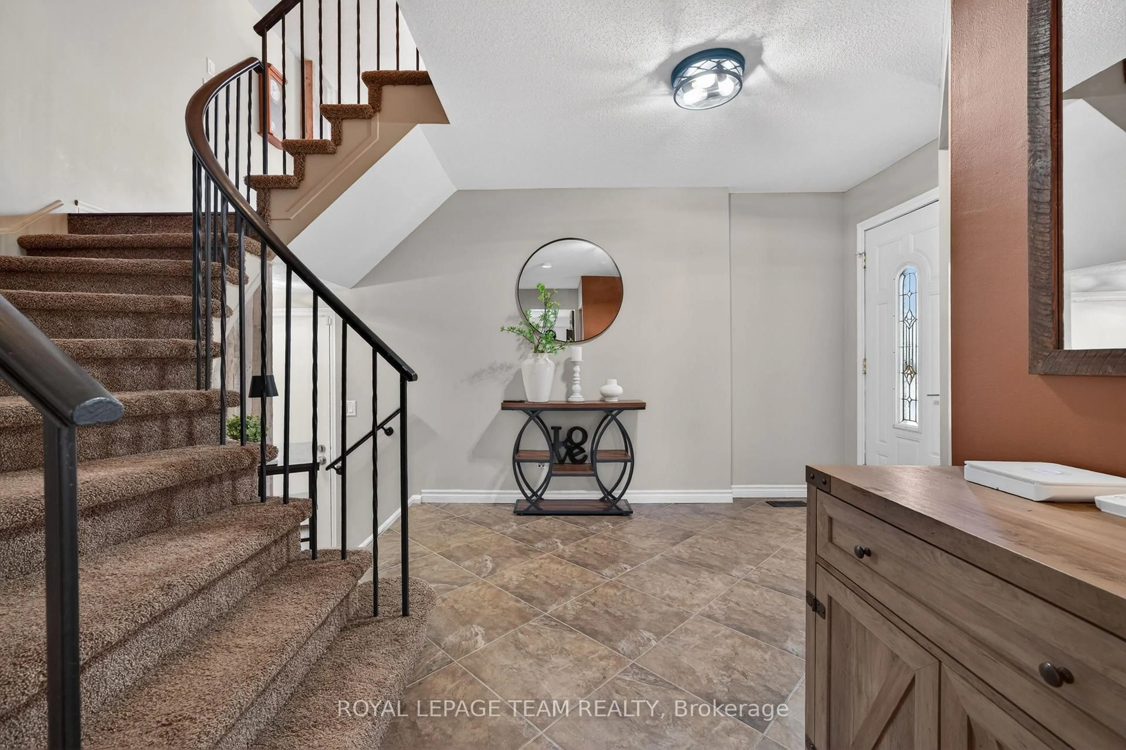 Indoor entryway for 161 Springwater Dr, Ottawa Ontario K2M 1Z9