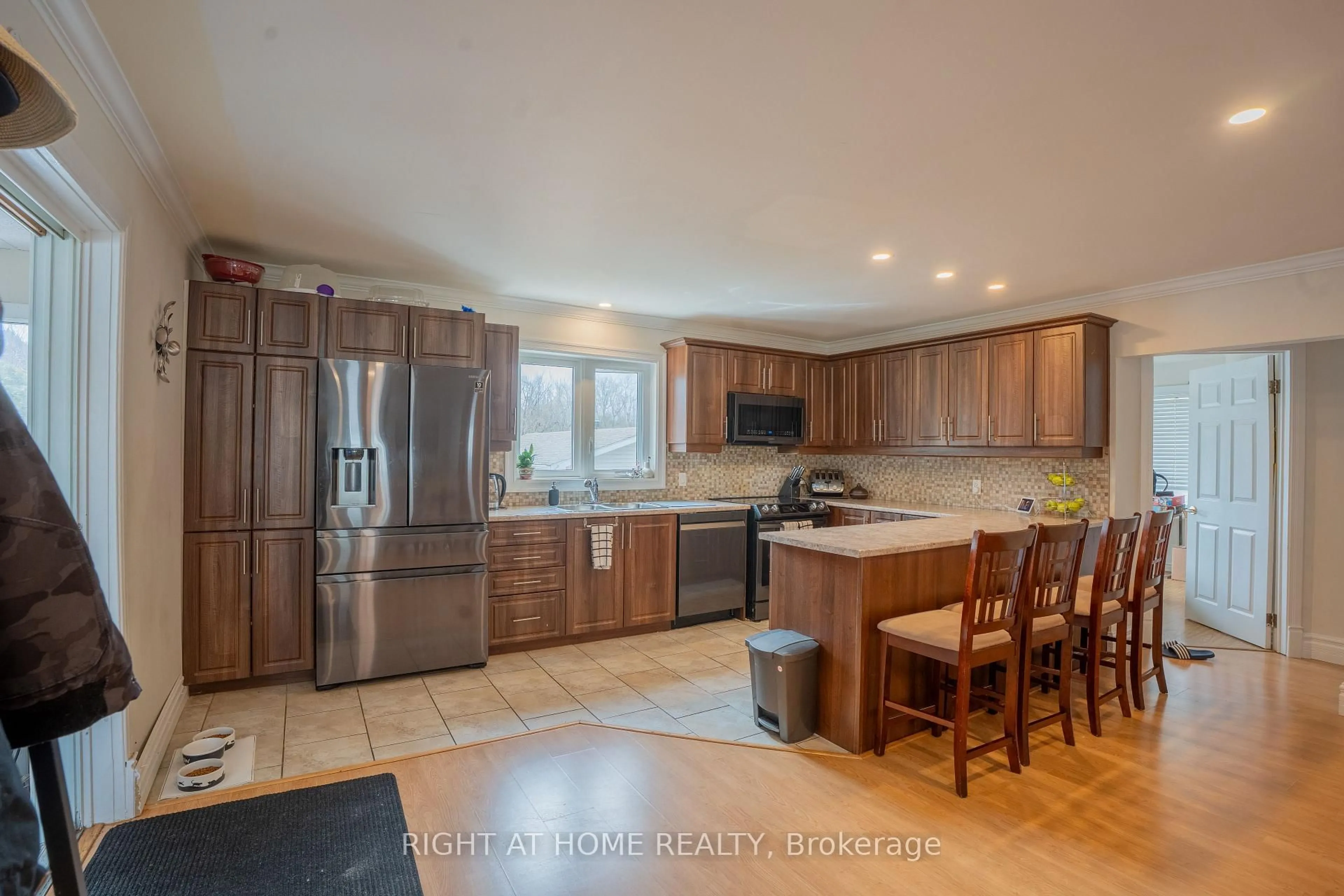 Open concept kitchen, ceramic/tile floor for 682 Henri Circ, Clarence-Rockland Ontario K4K 1C4
