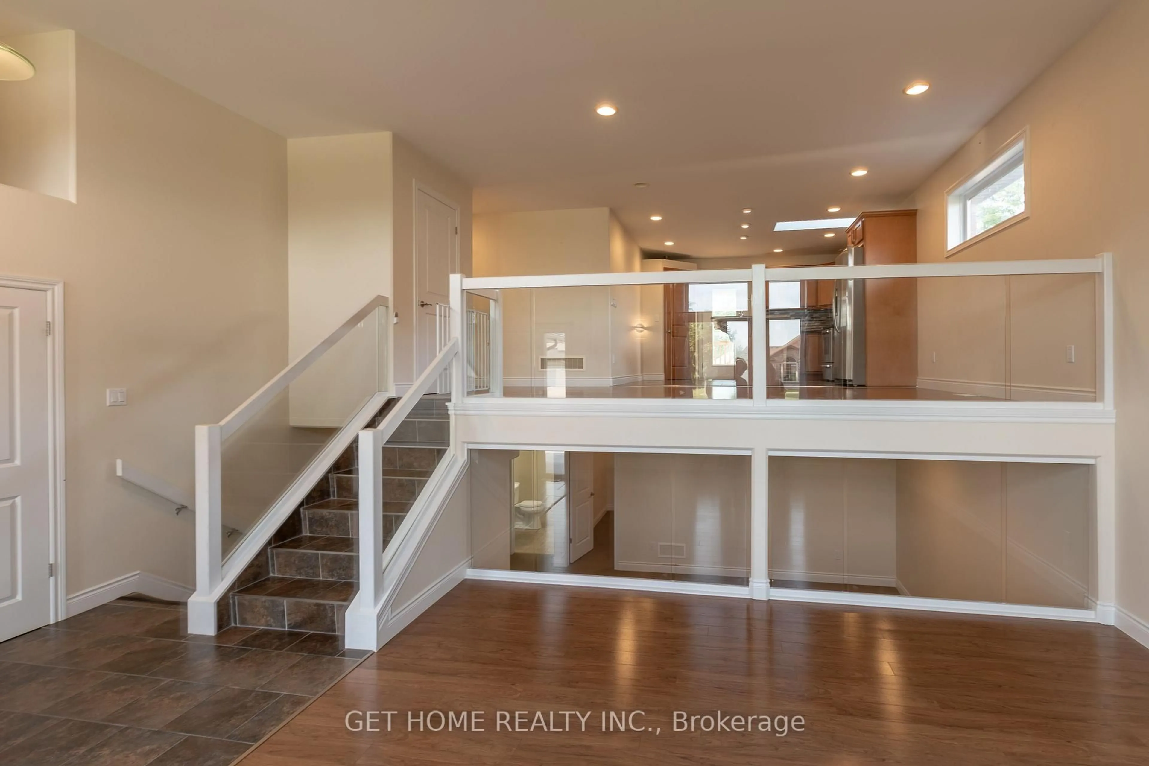 Indoor entryway for 1364 Matthews Cres, Lakeshore Ontario N0R 1A0