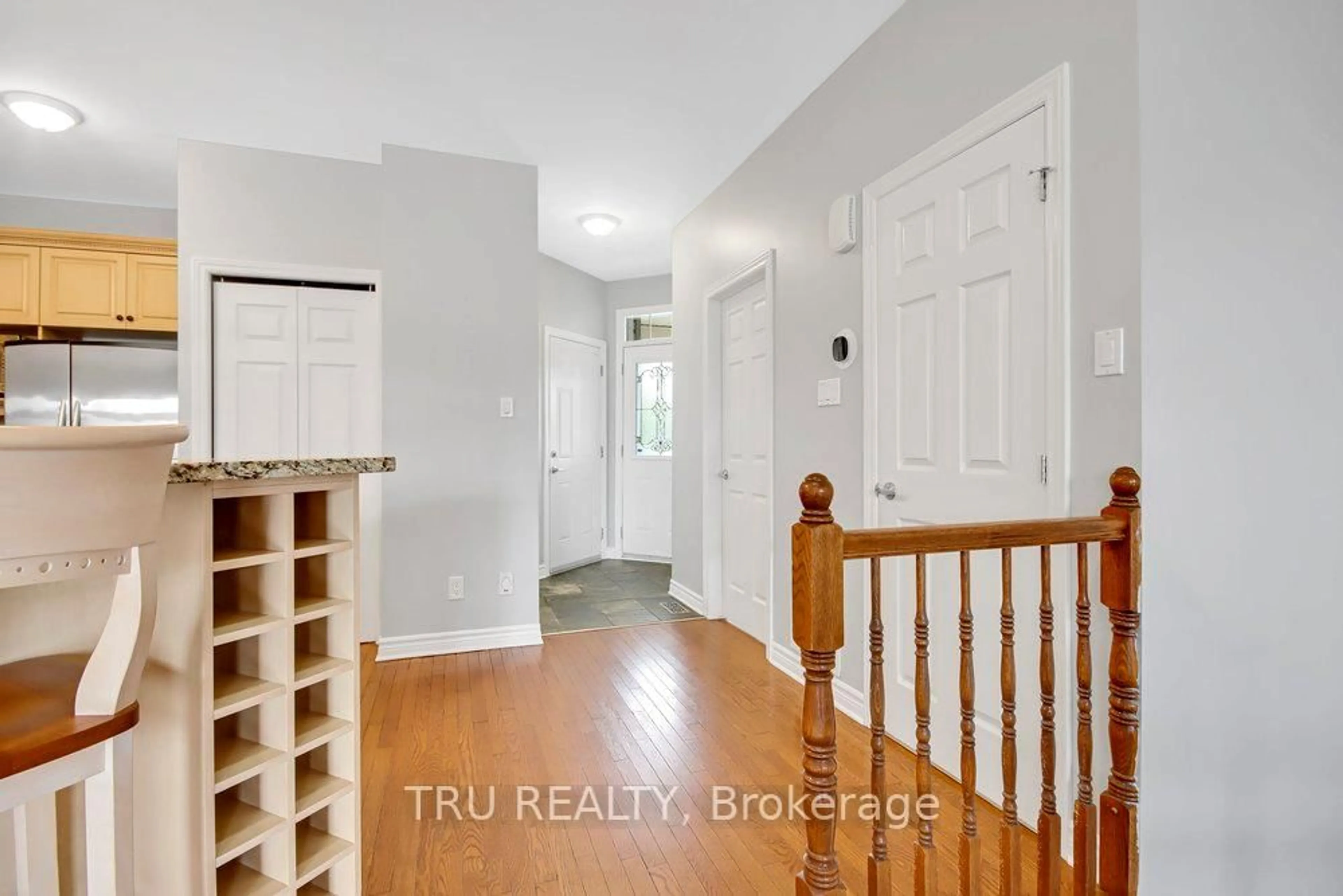 Indoor entryway for 108 Villageview Private, Carp Ontario K0A 1L0