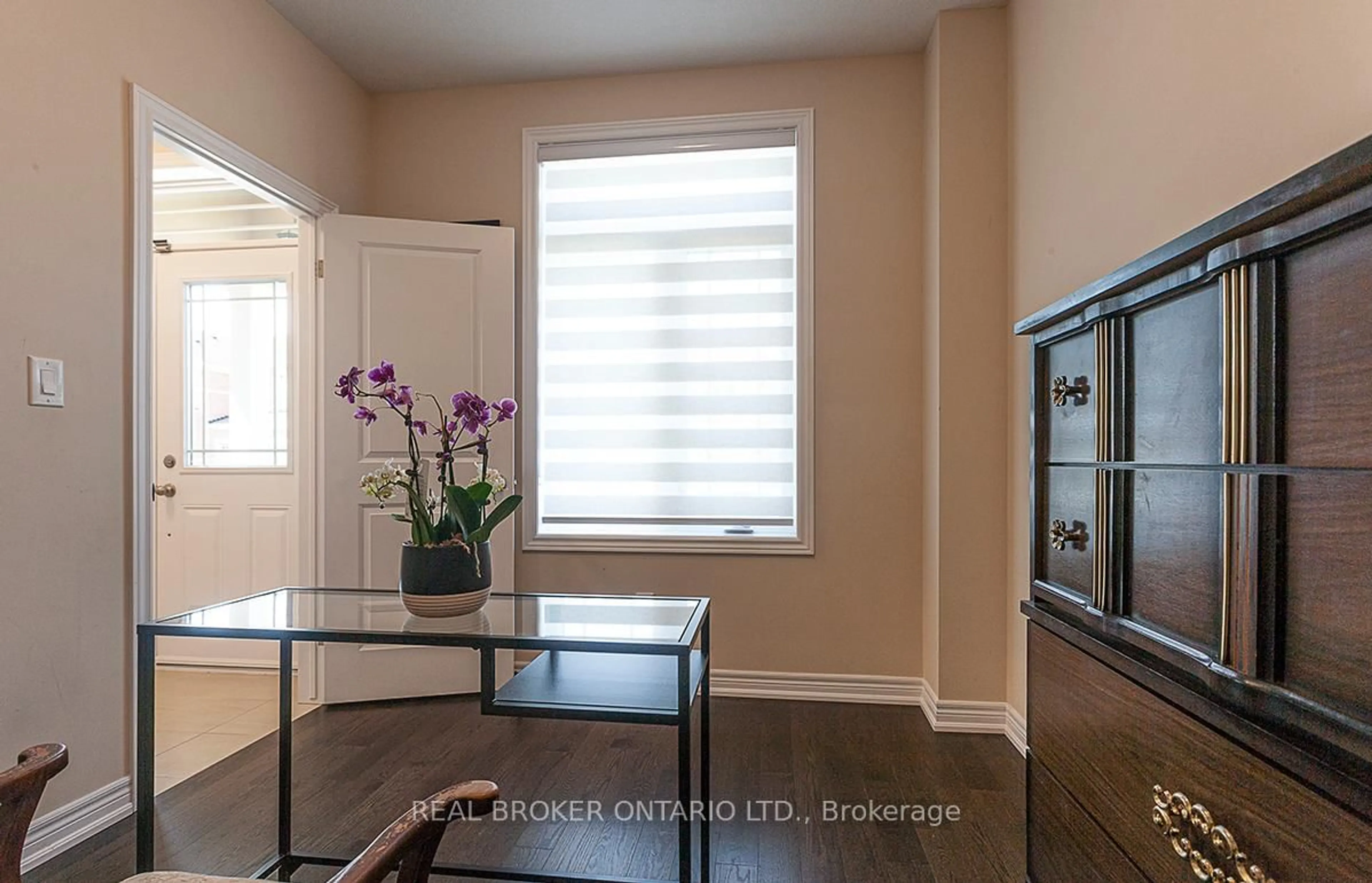 Indoor entryway for 60 Morrison Dr, Hamilton Ontario L9G 3K9