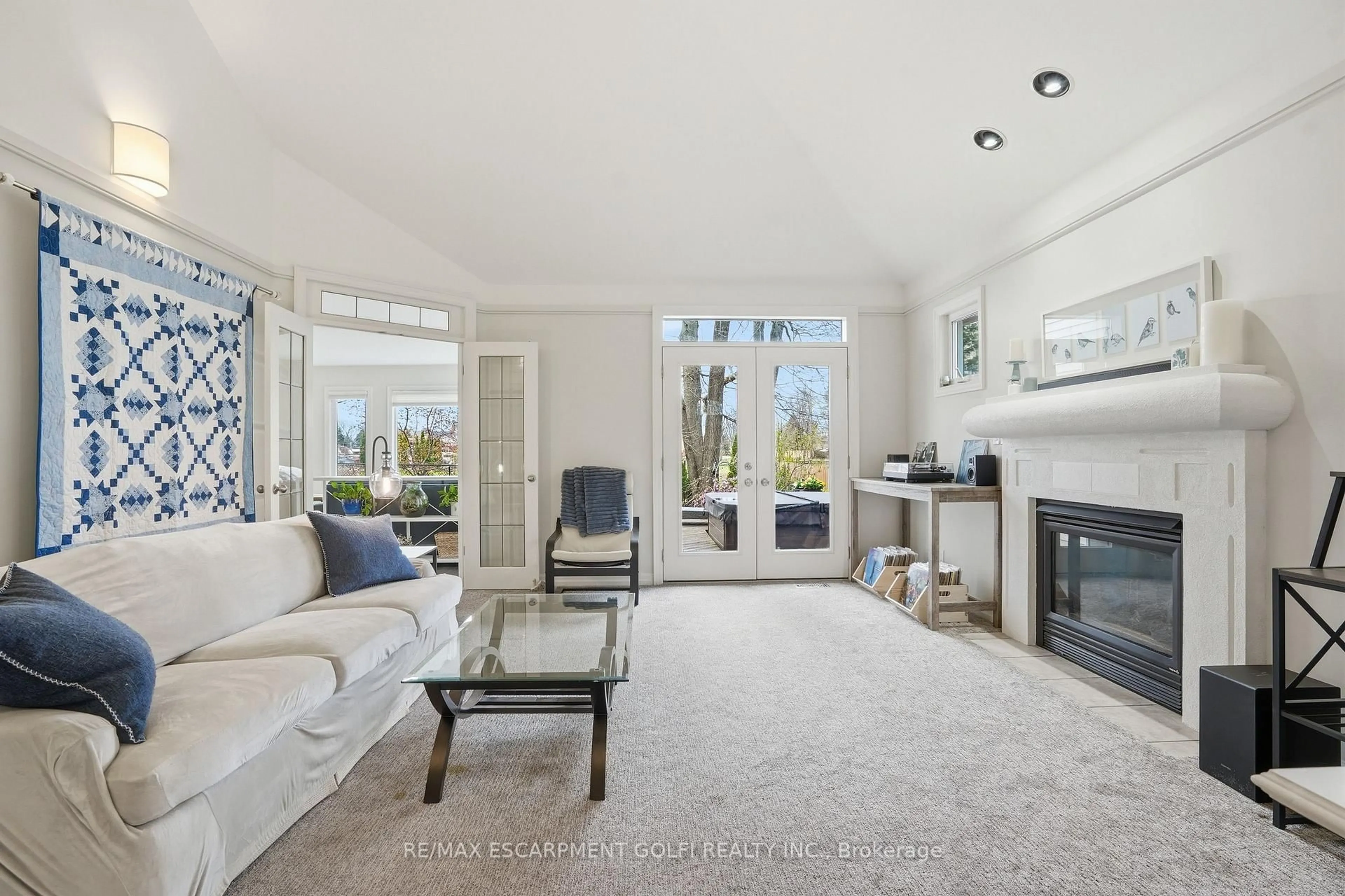 Living room with furniture, unknown for 20 Timber Lane, St. Catharines Ontario L2N 7R7