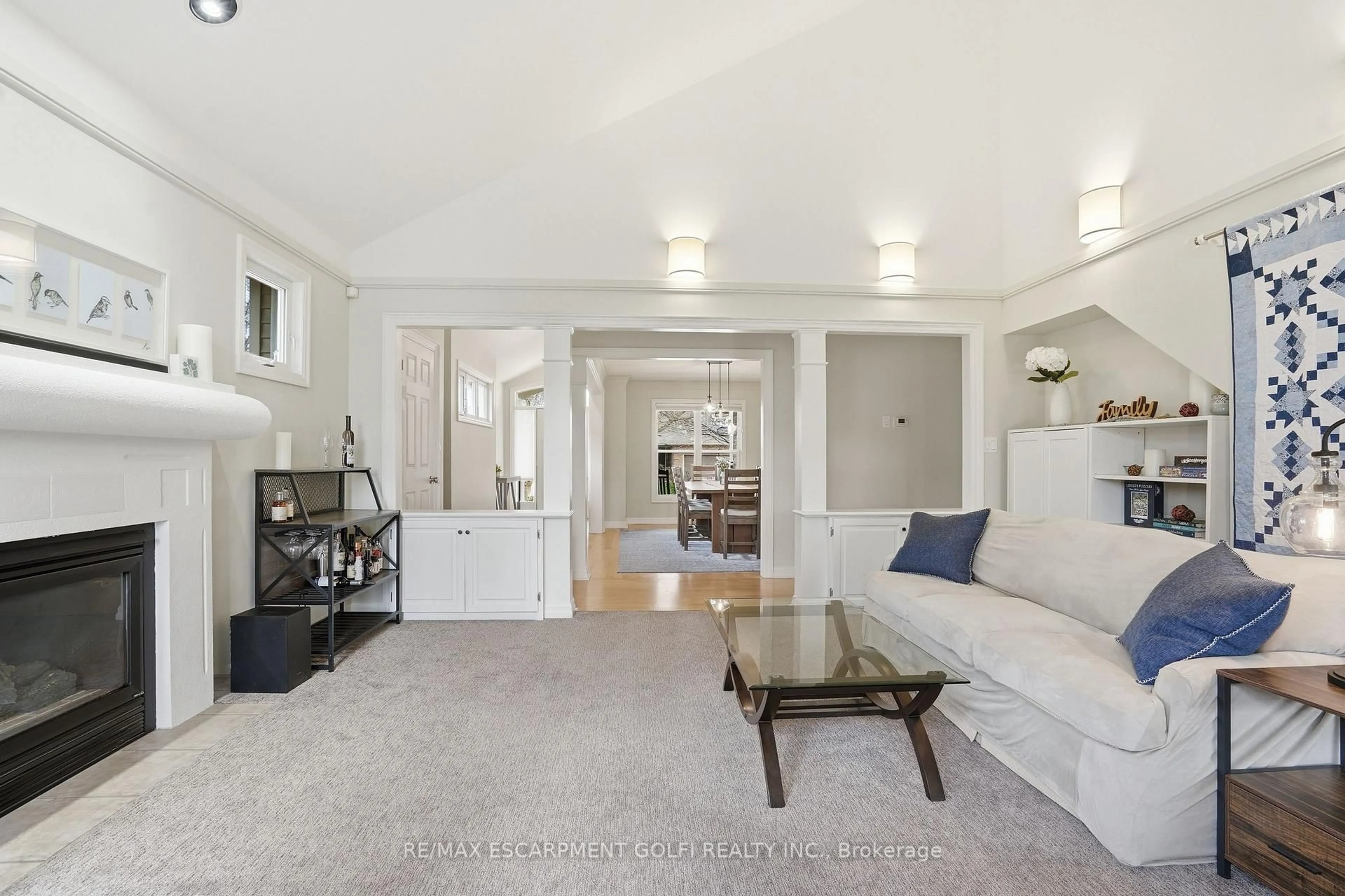 Living room with furniture, unknown for 20 Timber Lane, St. Catharines Ontario L2N 7R7